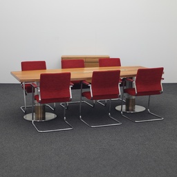 Konferenztisch Bootsförmig Nussbaum mit Wilkhahn Stühlen und Sideboard