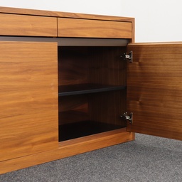 Konferenztisch Bootsförmig Nussbaum mit Wilkhahn Stühlen und Sideboard