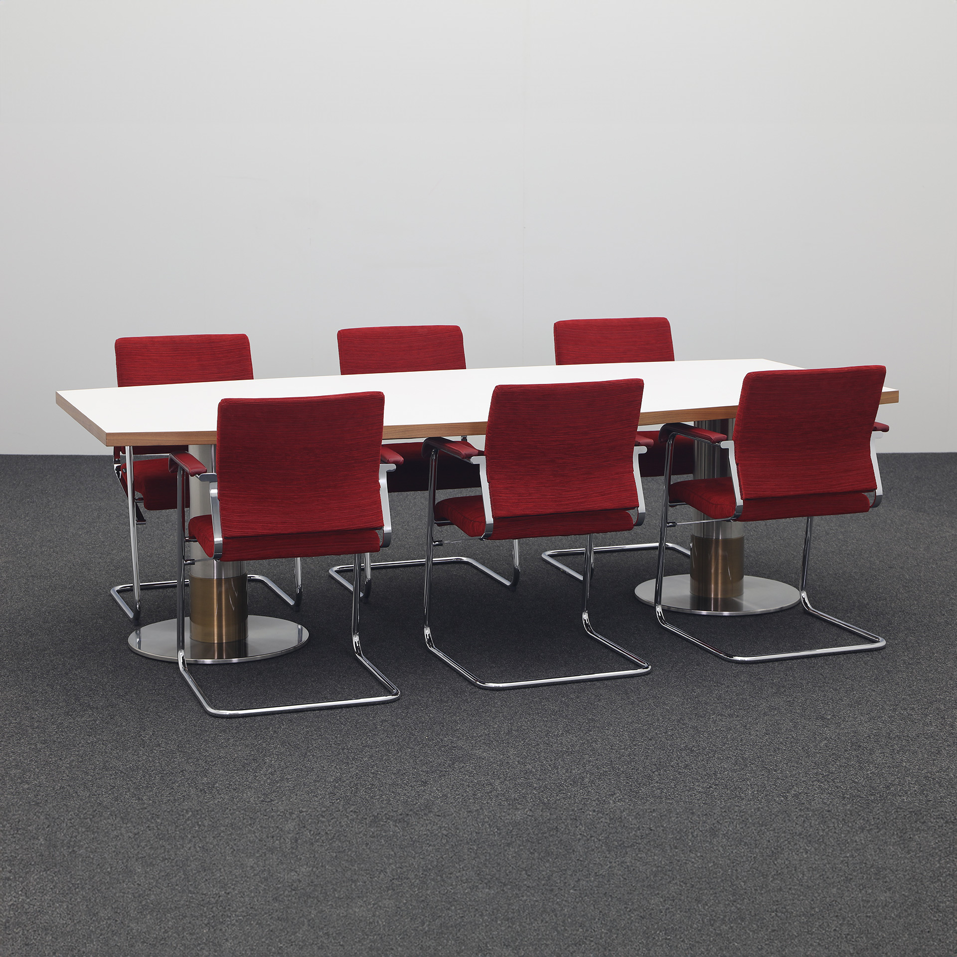 Konferenztisch Lichtgrau mit Wilkhahn Stühlen