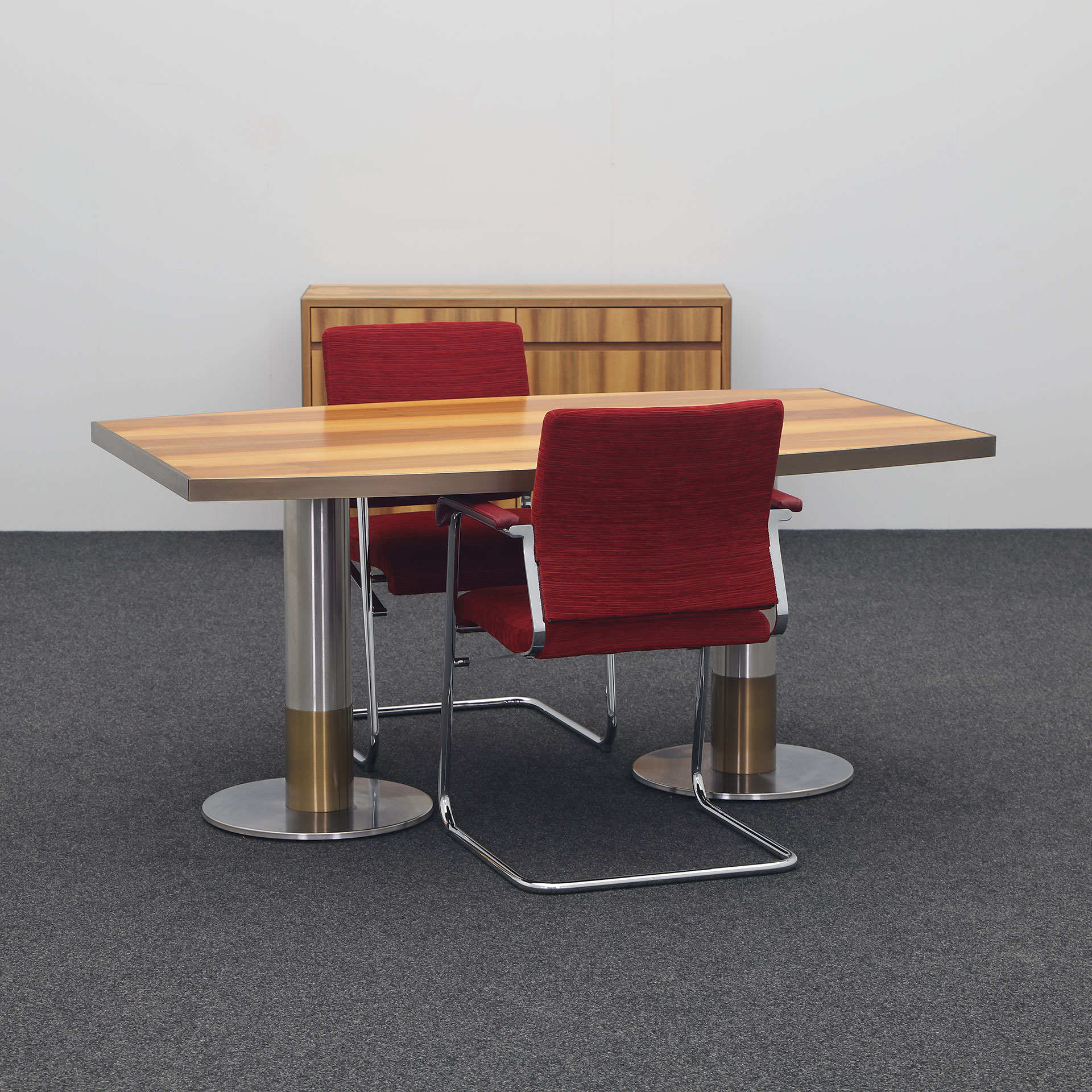 Konferenztisch mit Sideboard in Nussbaum mit Wilkhahn Stühlen