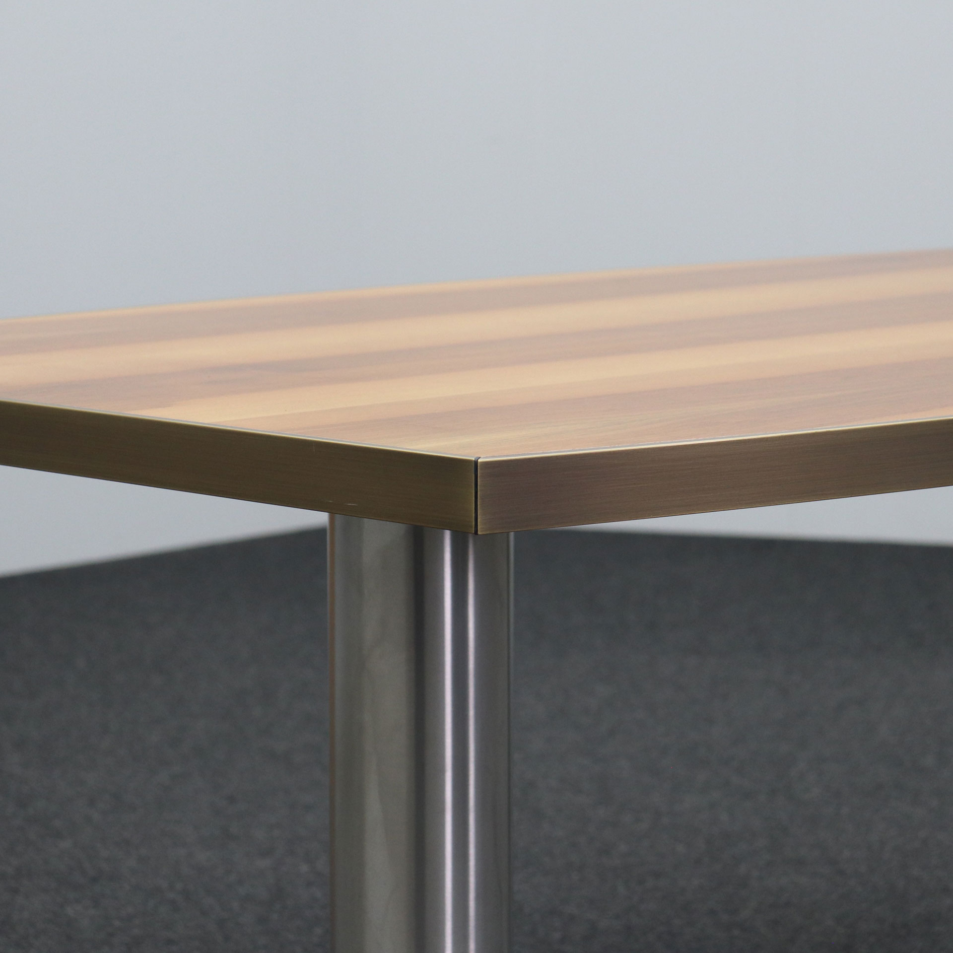 Konferenztisch mit Sideboard in Nussbaum mit Wilkhahn Stühlen