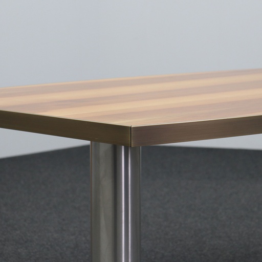 Konferenztisch mit Sideboard in Nussbaum mit Wilkhahn Stühlen