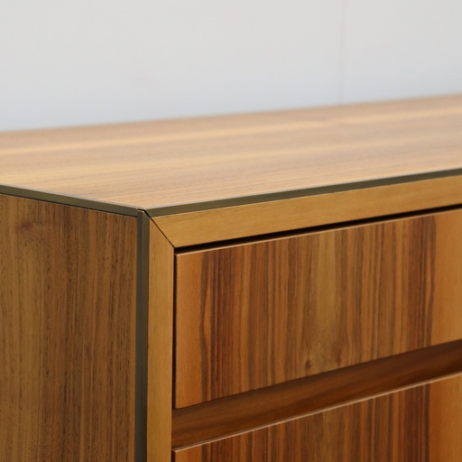 Konferenztisch mit Sideboard in Nussbaum mit Wilkhahn Stühlen