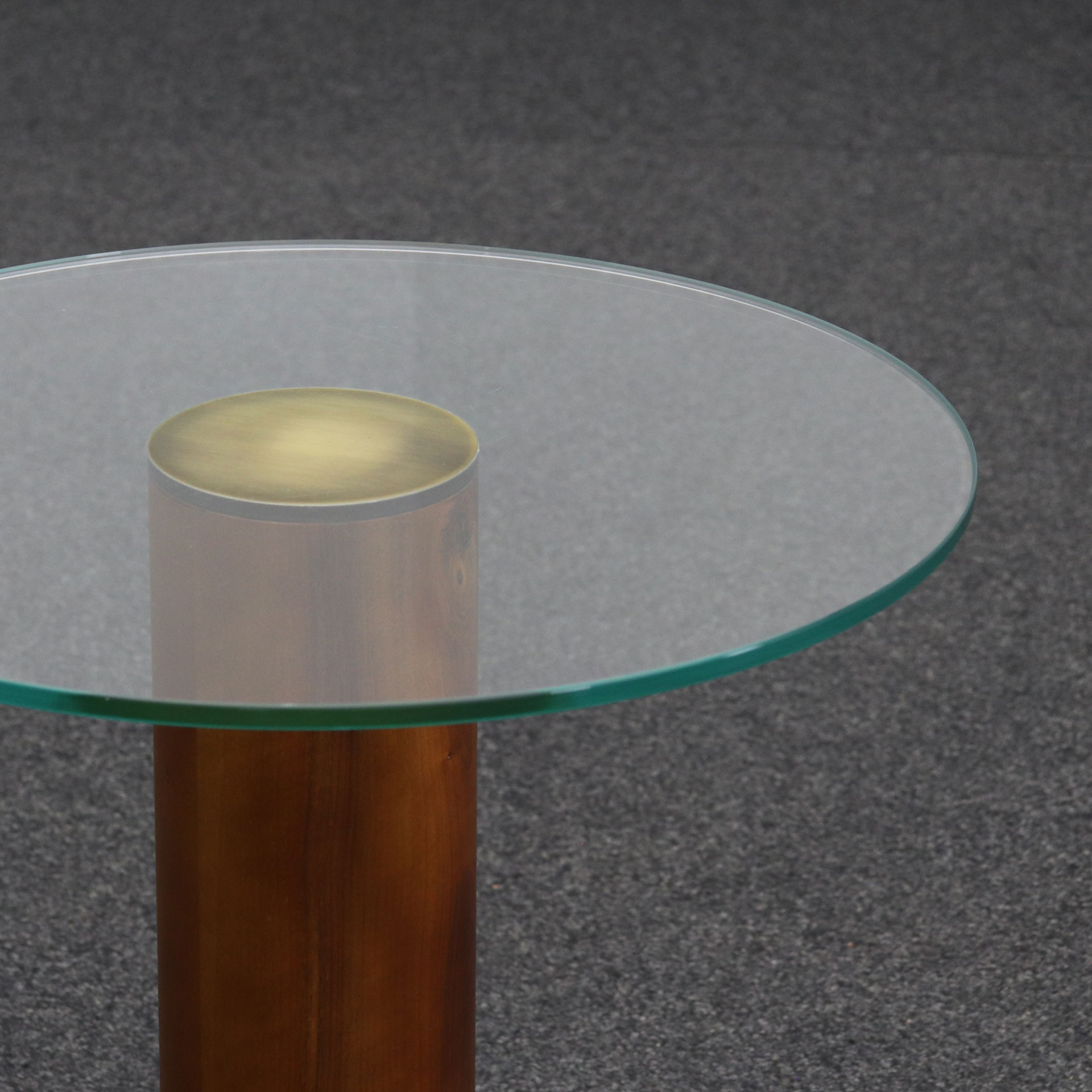 Glas Salontisch mit Nussbaum Fuss