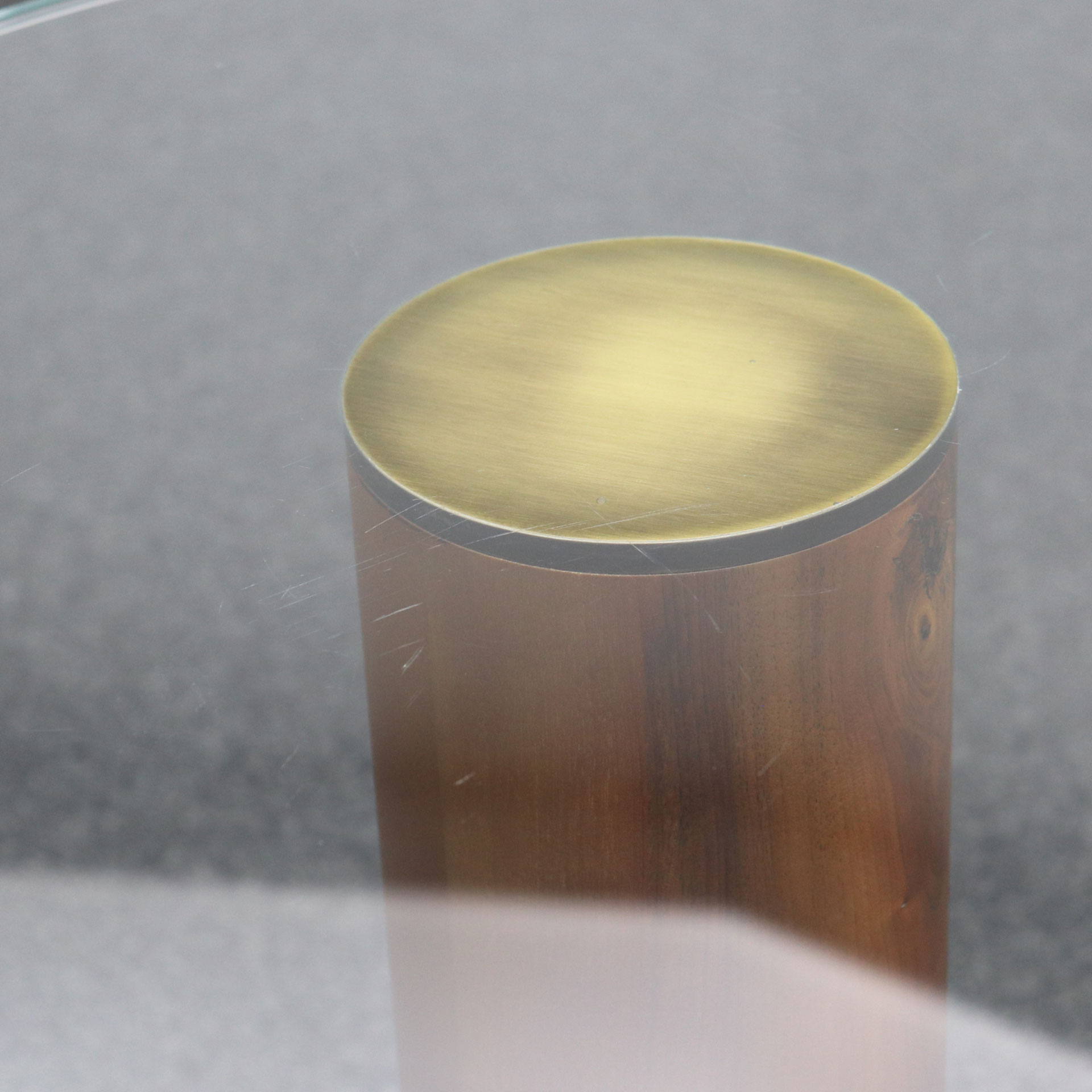 Glas Salontisch mit Nussbaum Fuss