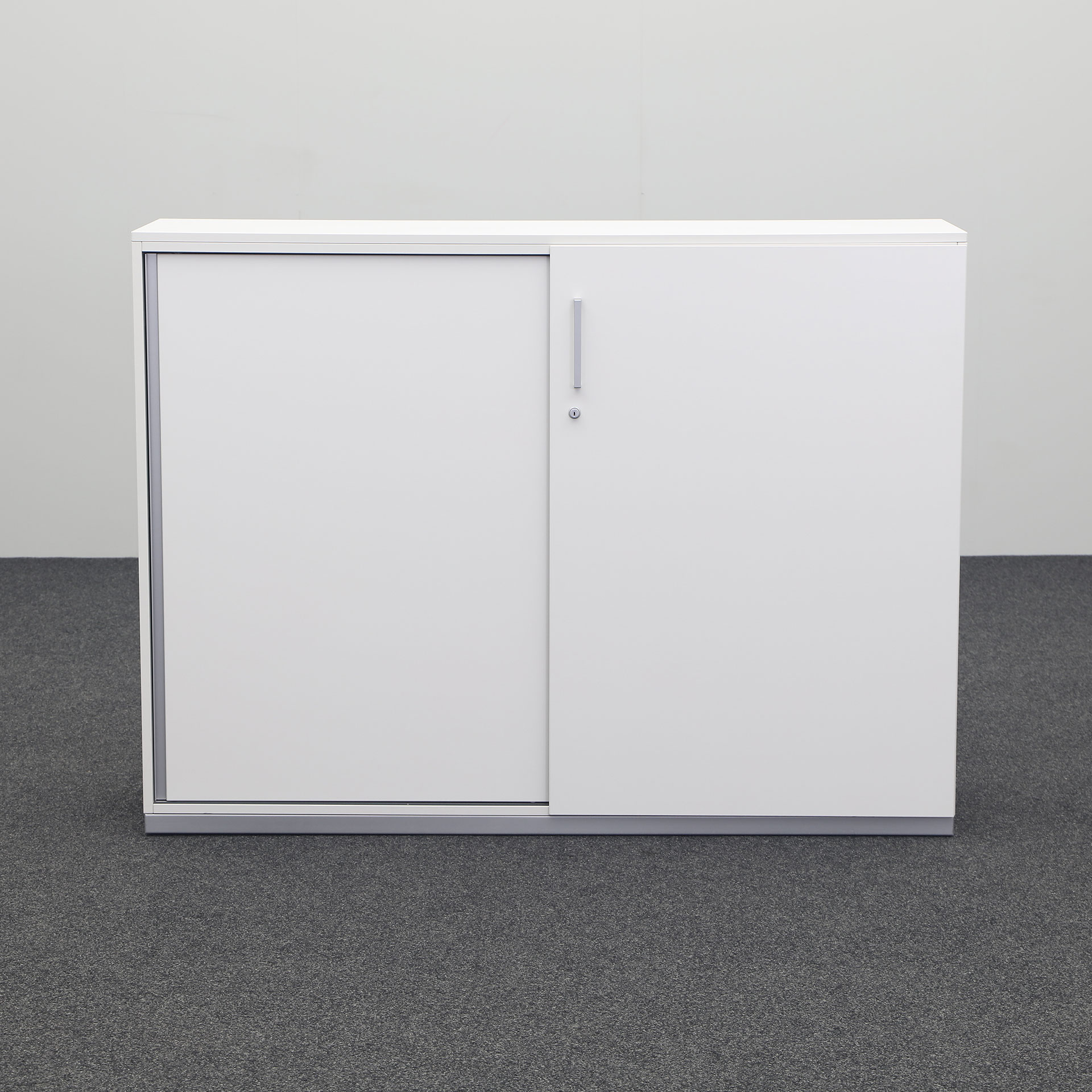 Schiebetürschrank Steelcase