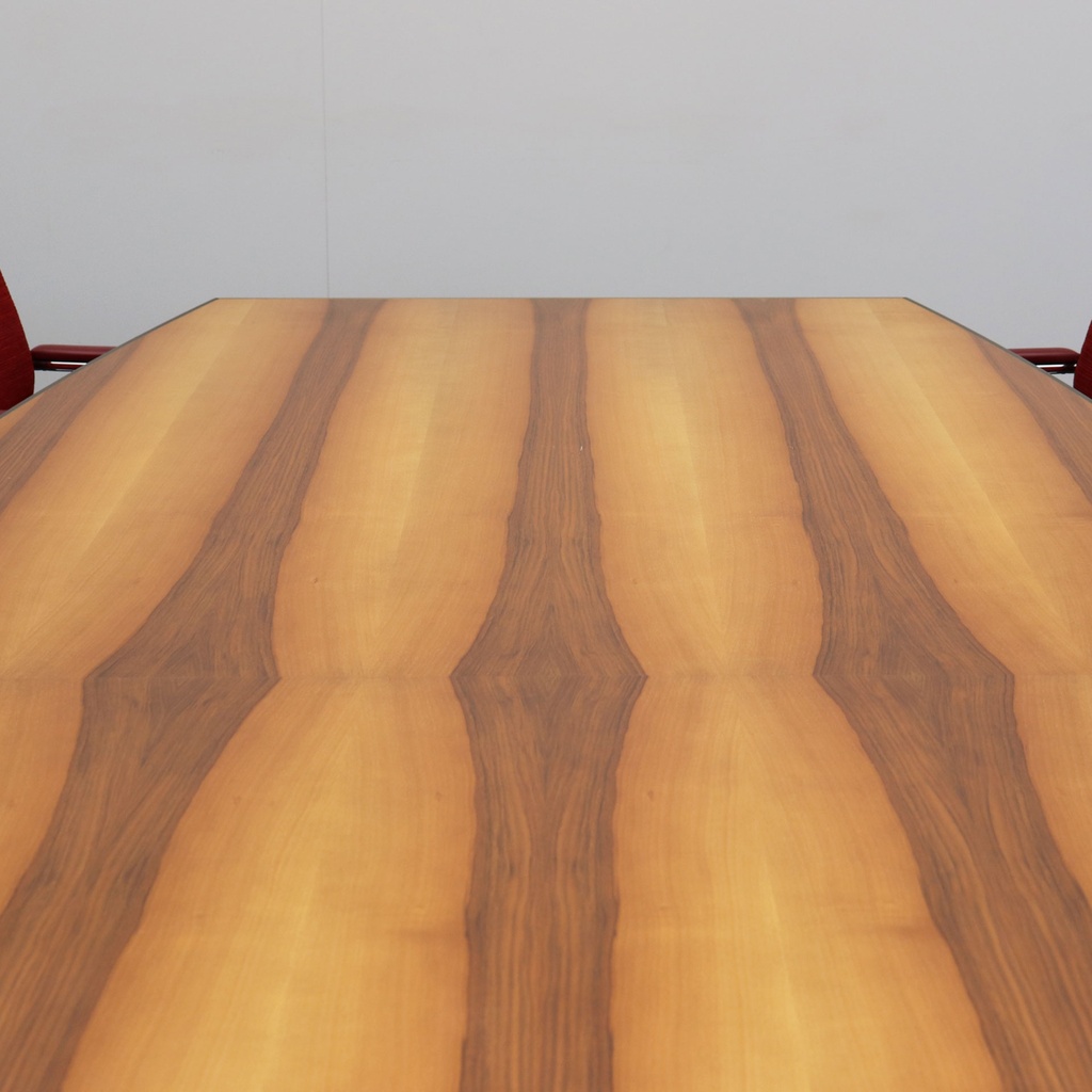 Grosser Nussbaum Besprechungstisch mit Wilkhahn Stühlen