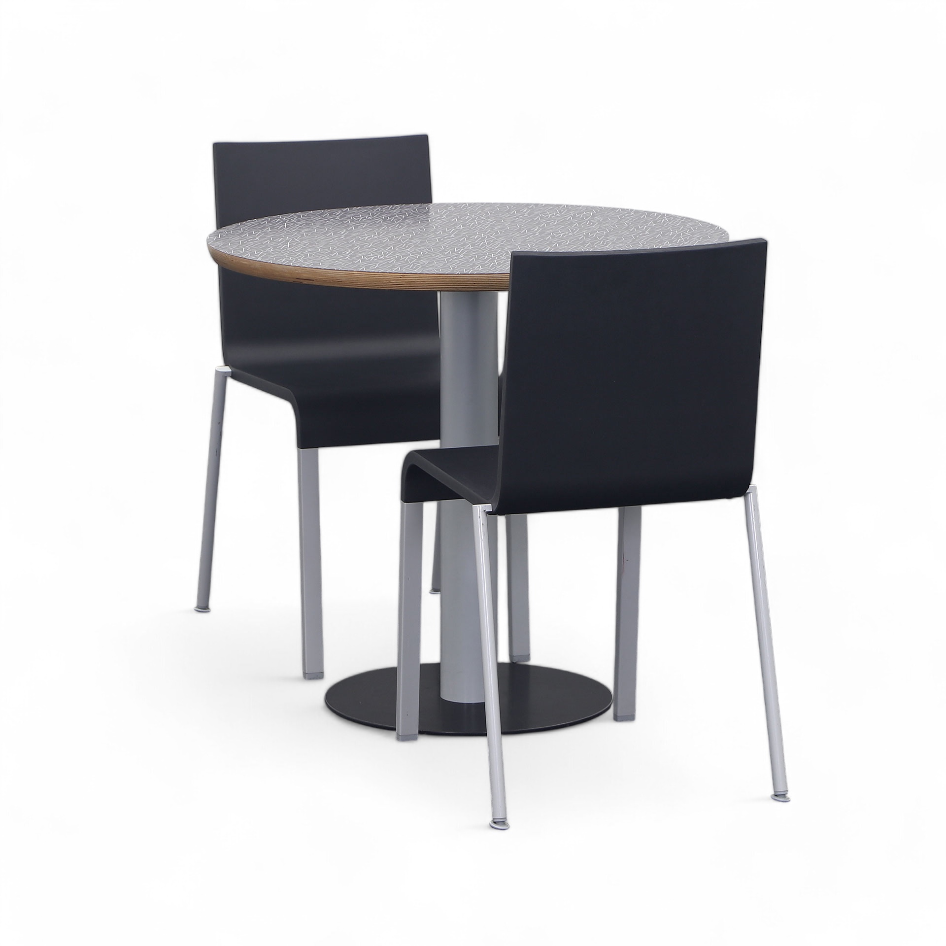 Runder Bistrotisch mit Vitra .03 Stühlen