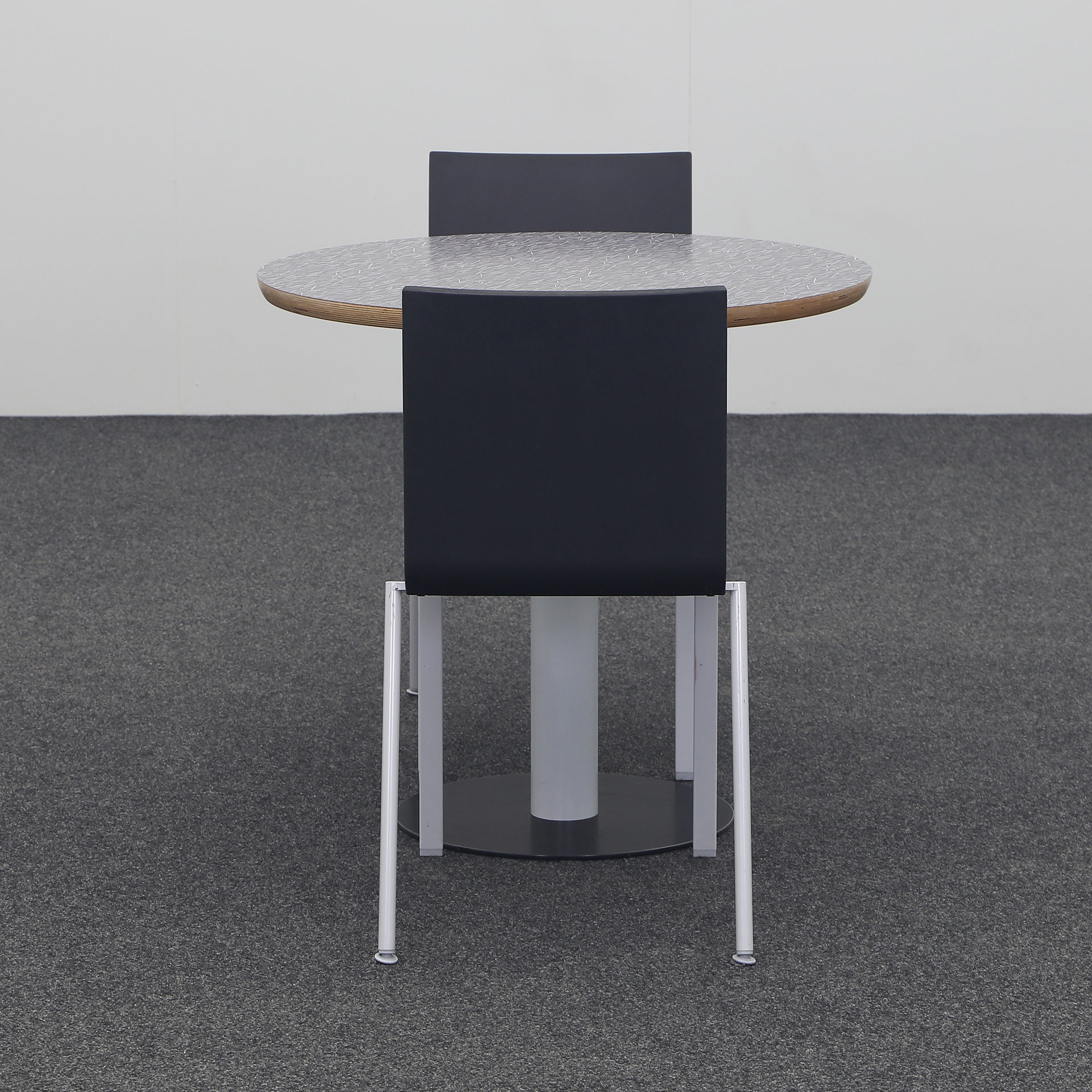 Runder Bistrotisch mit Vitra .03 Stühlen