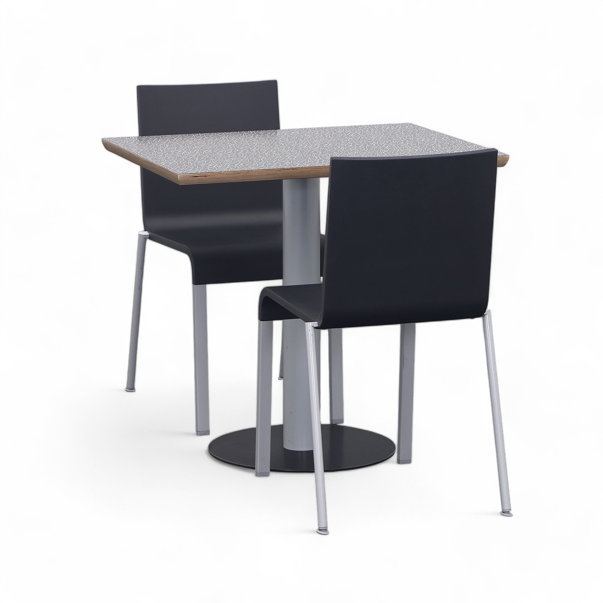 Quadratischer Bistrotisch mit Vitra .03 Stühlen