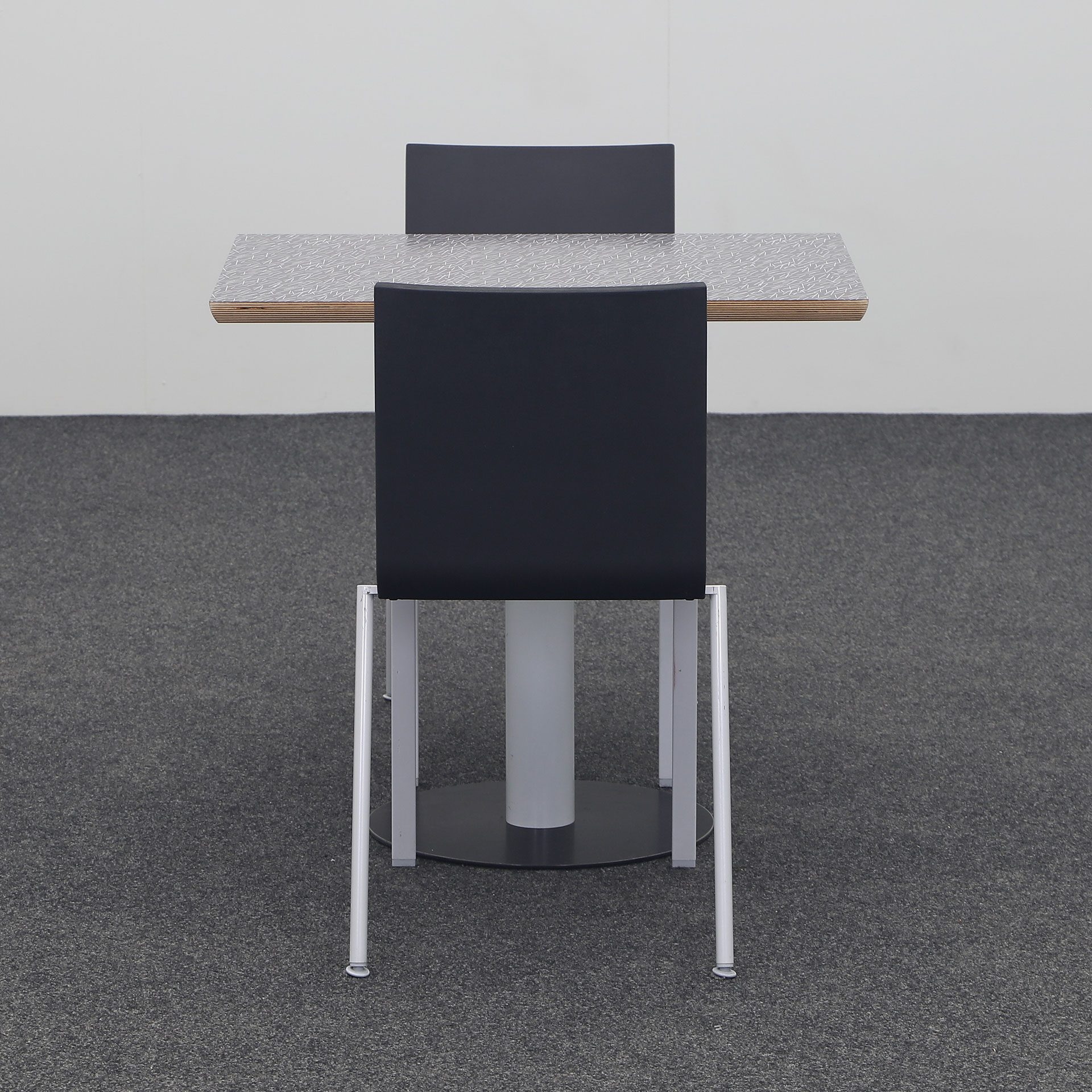 Quadratischer Bistrotisch mit Vitra .03 Stühlen