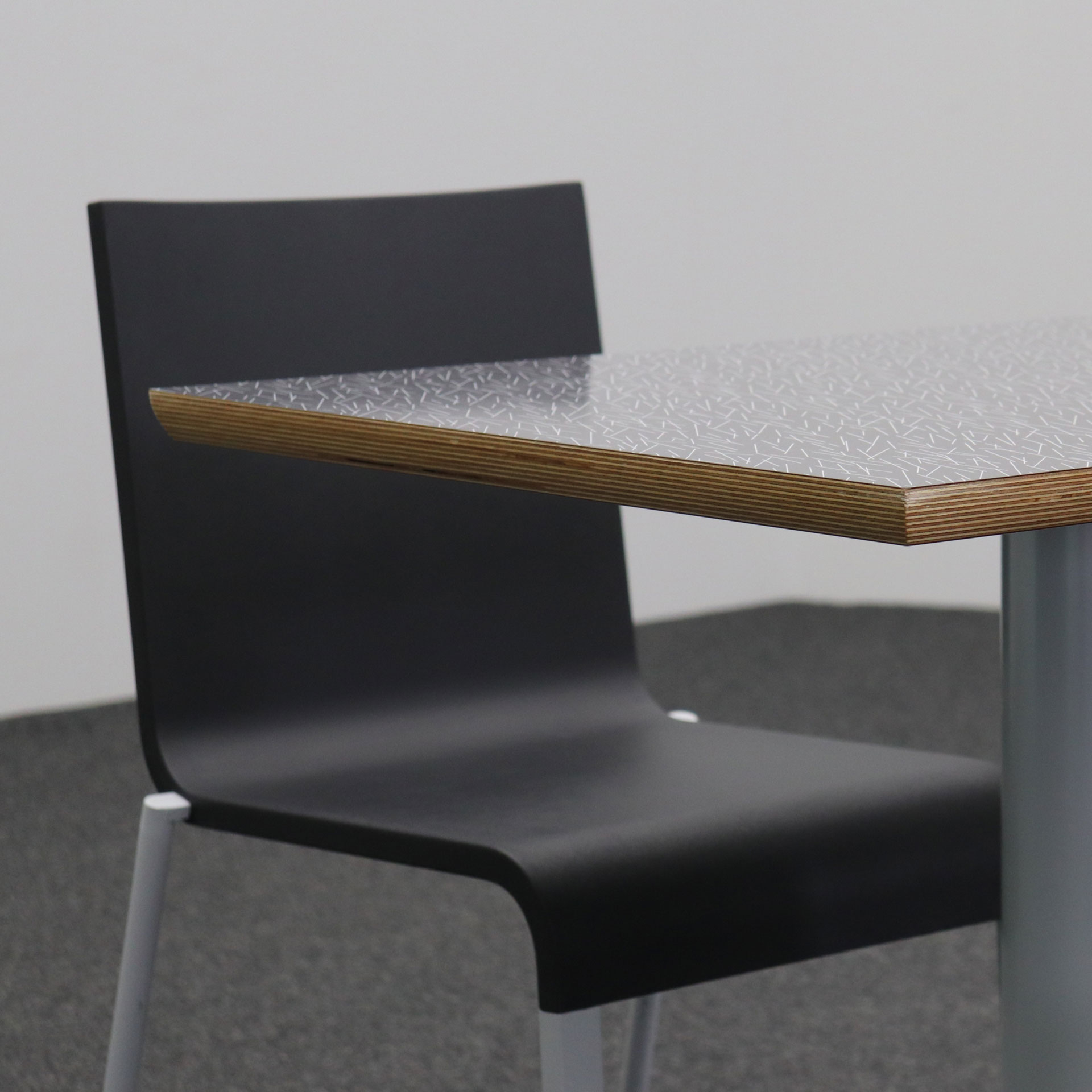 Quadratischer Bistrotisch mit Vitra .03 Stühlen