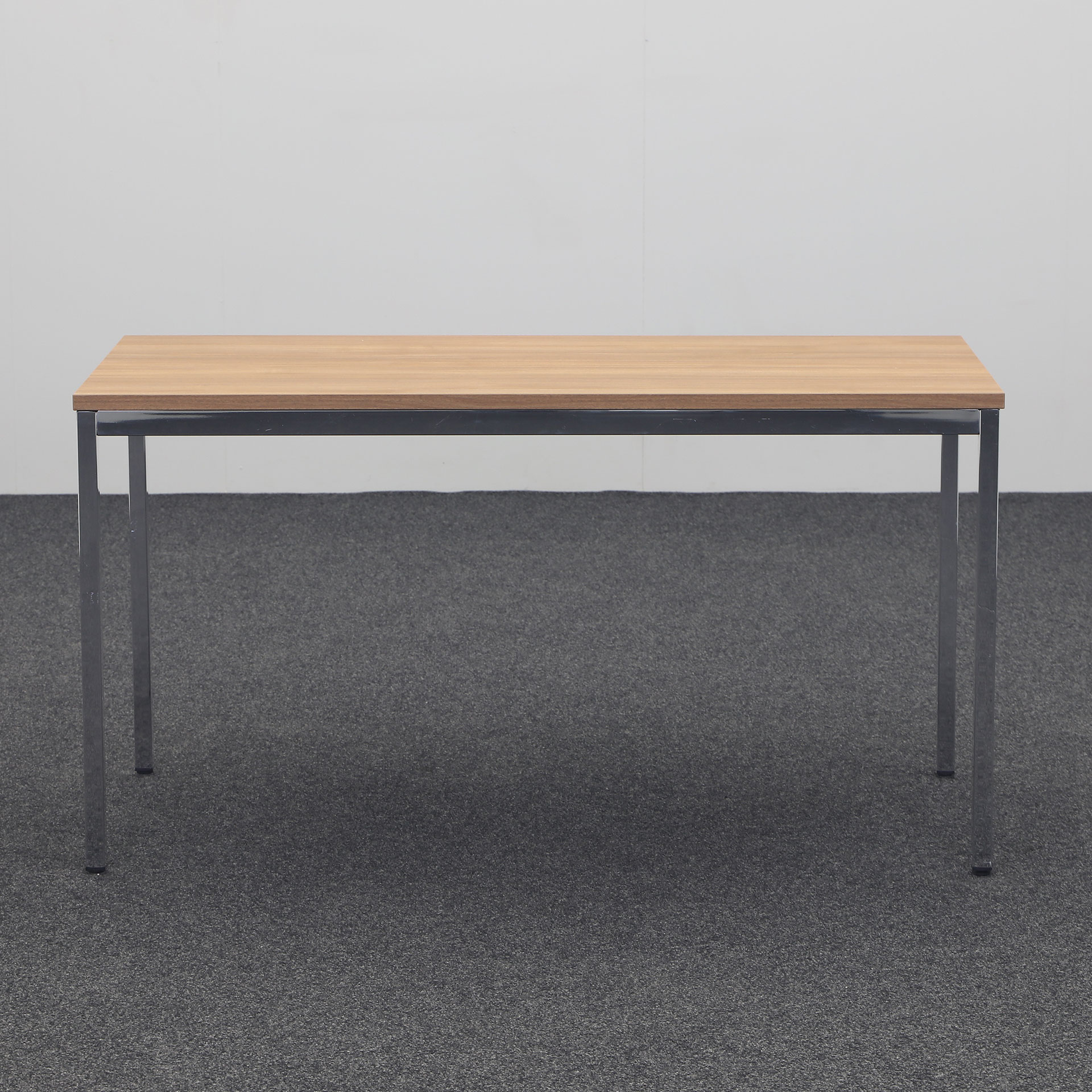 Schreibtisch mit Chromgestell