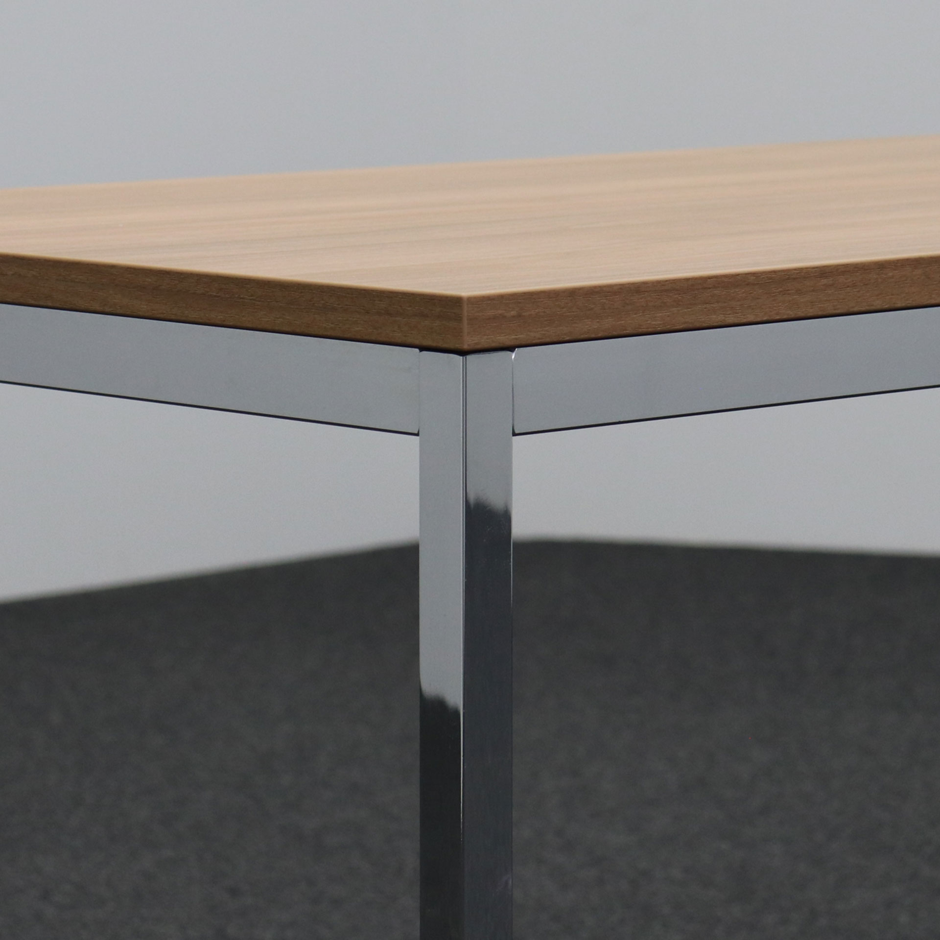 Schreibtisch mit Chromgestell