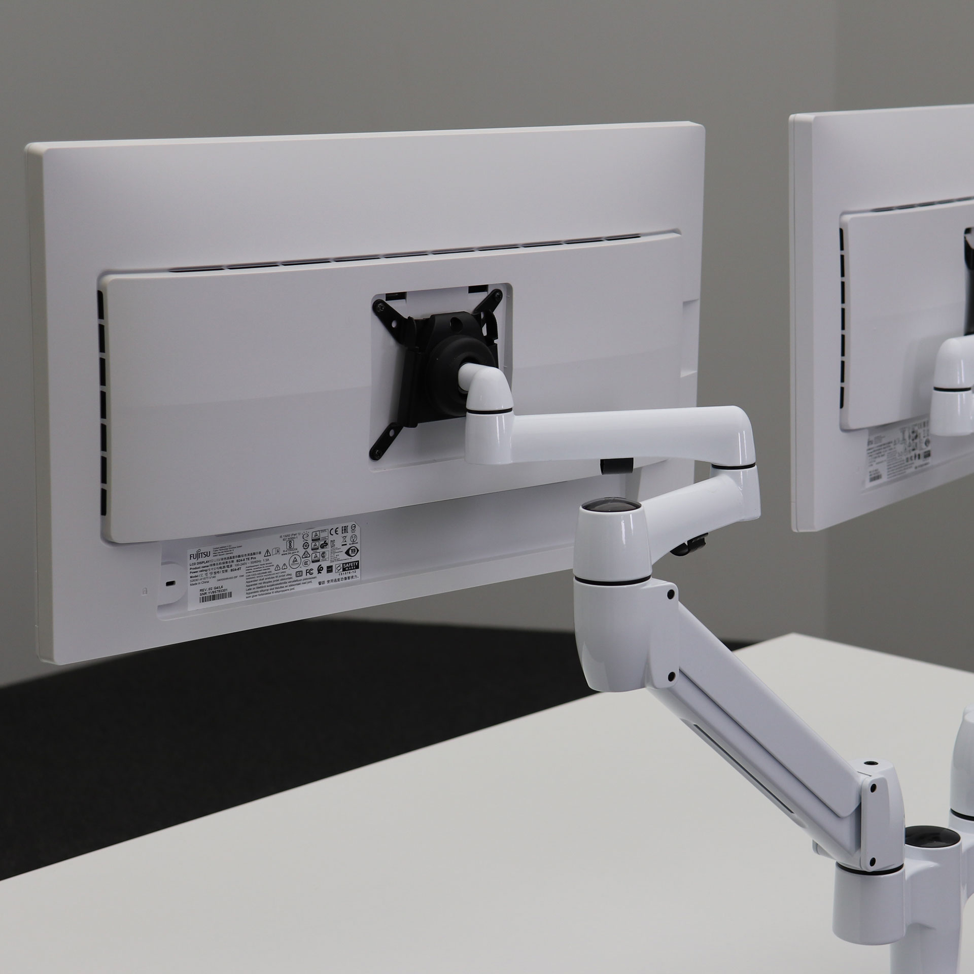 Monitore Fujitsu B24-8 TE Pro mit Halterung