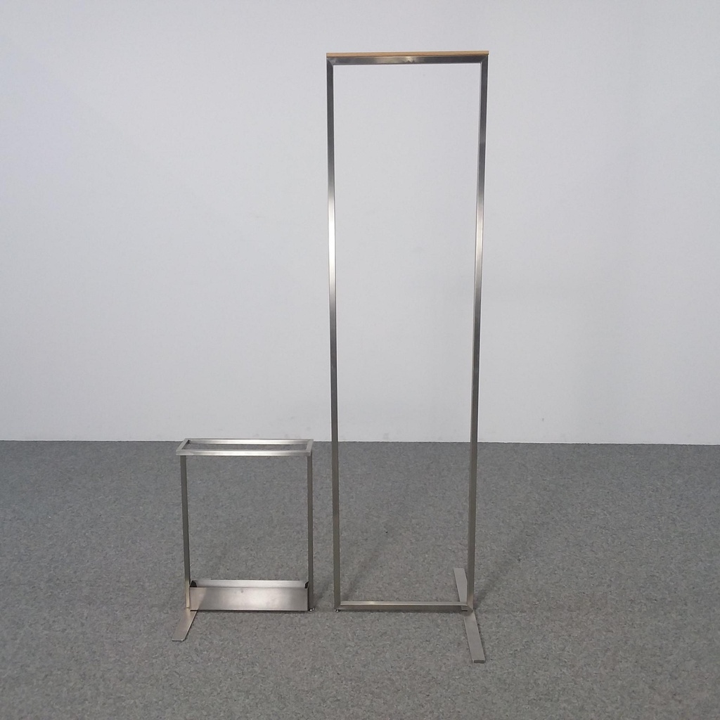 Kleiderständer mit separatem Schirmständer