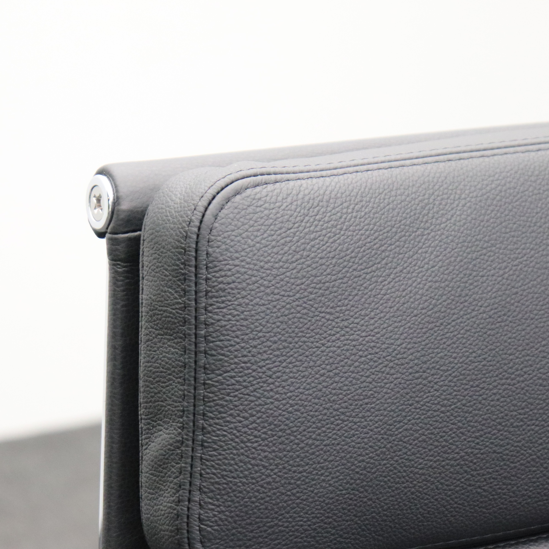 Bürostuhl Vitra EA 219 neuwertig Leder schwarz