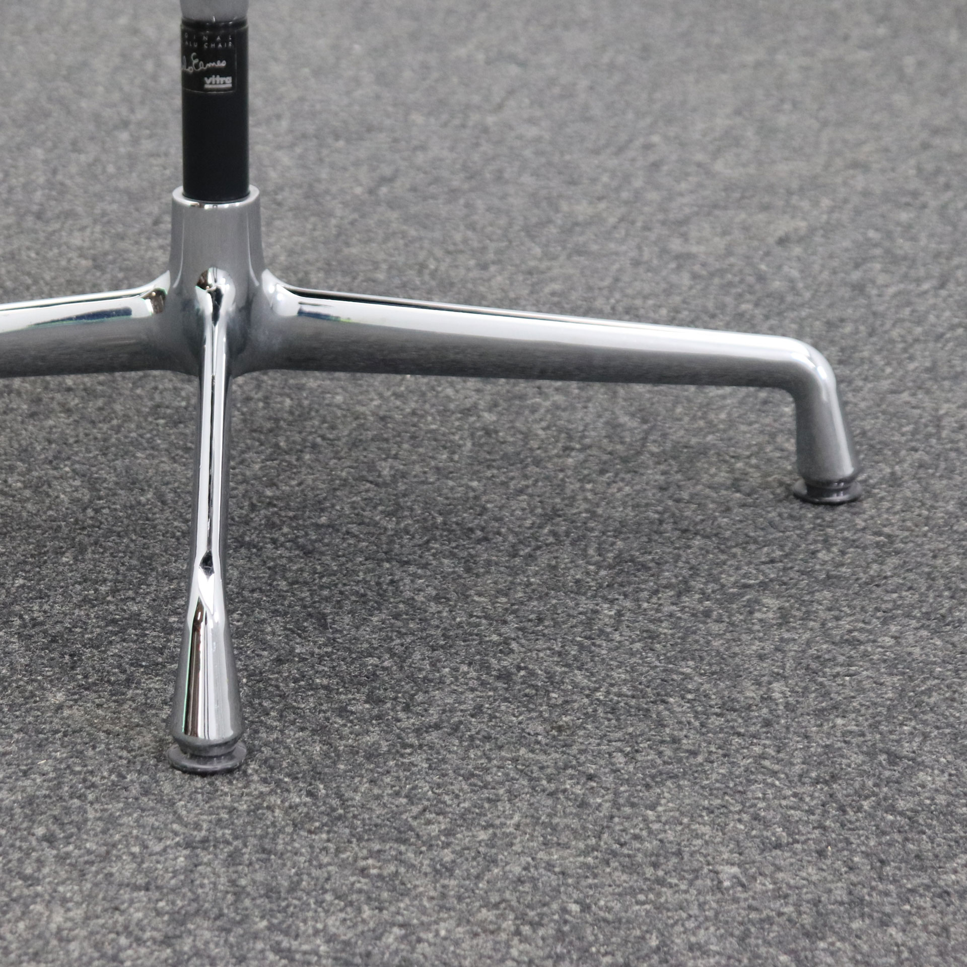 Konferenzstuhl Vitra EA 108