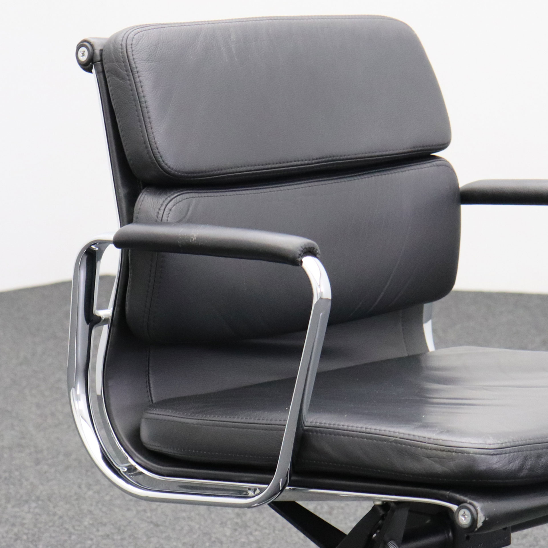 Vitra Soft Pad Chair EA 217