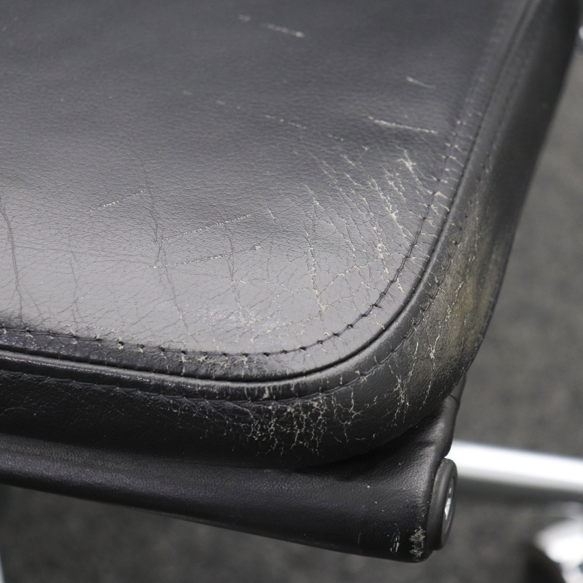 Vitra Soft Pad Chair EA 217