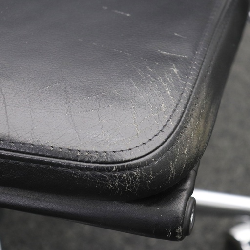 Vitra Soft Pad Chair EA 217