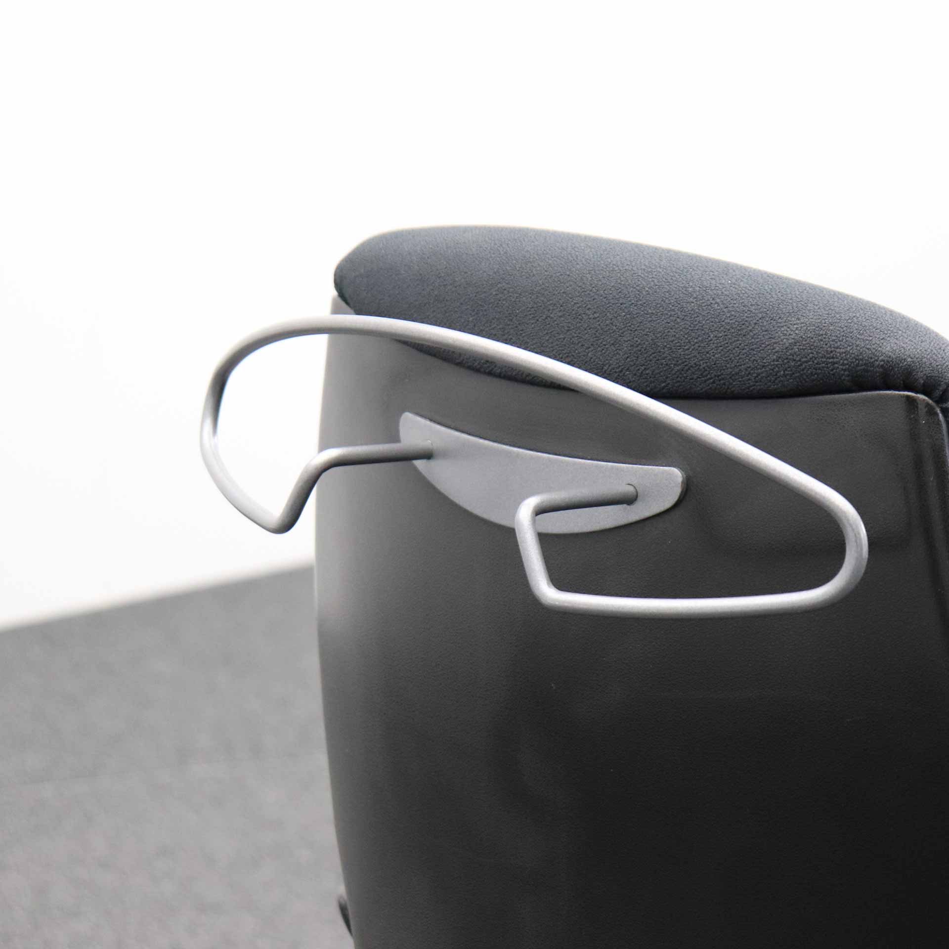 Bürostuhl Giroflex 64 mit Kleiderbügel
