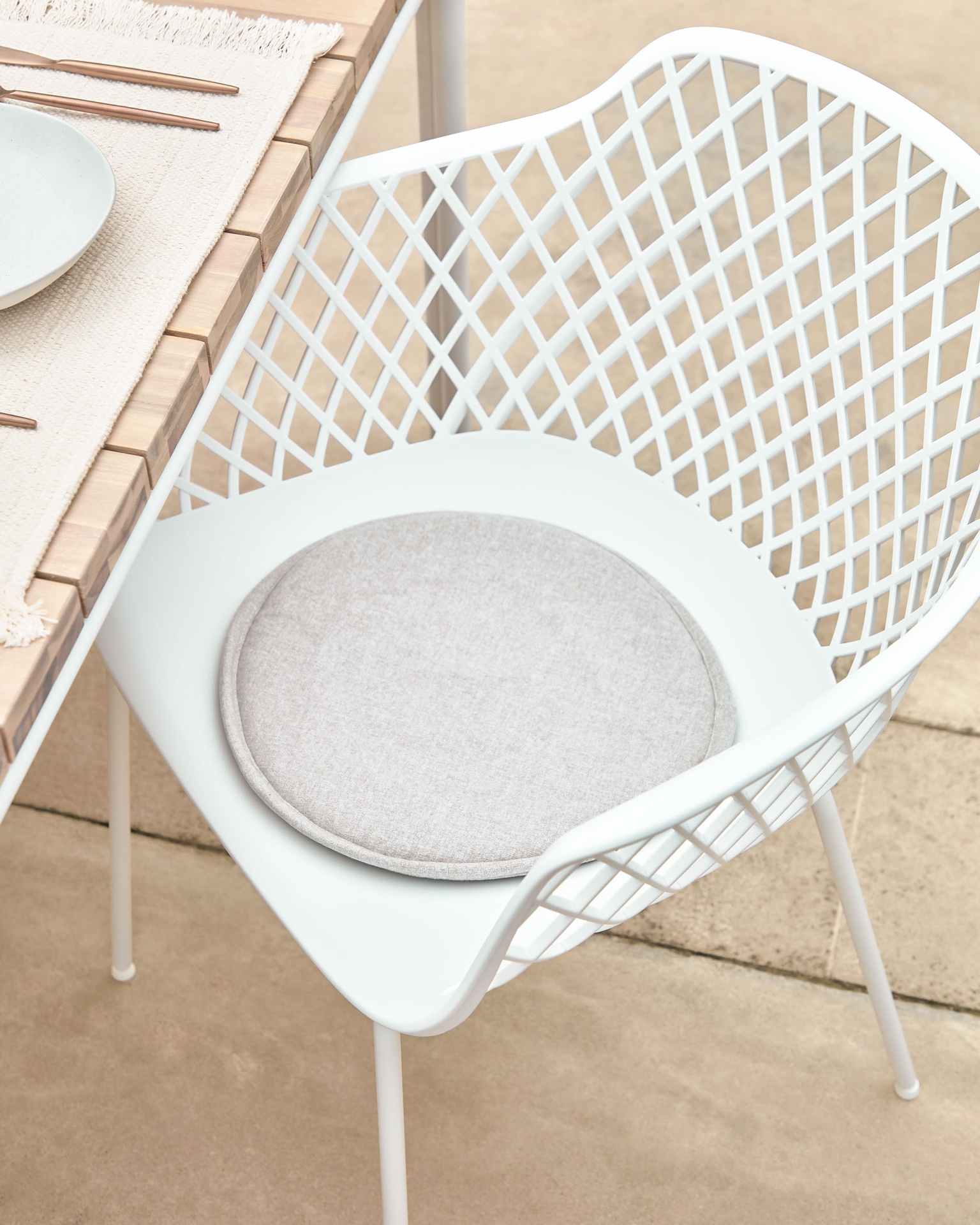 Quinn outdoor chair in white