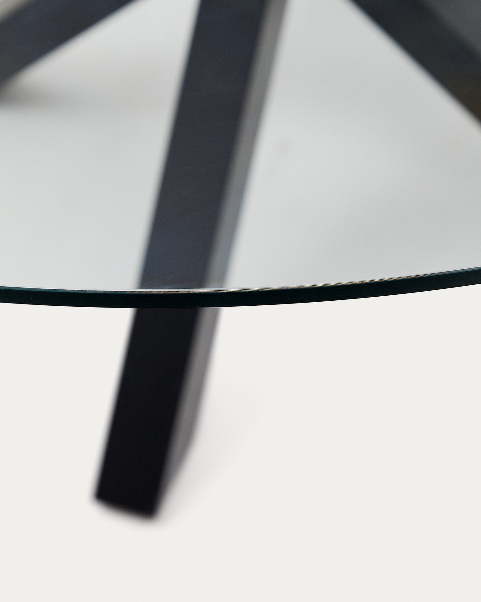Argo round table in glass and steel legs with black finish Ø 150 cm