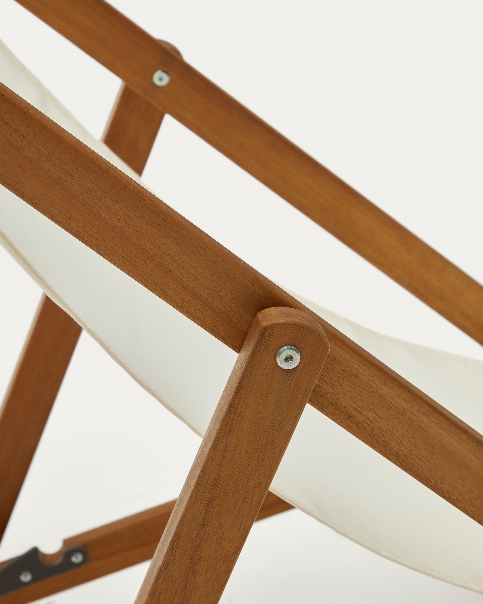 Adredna solid acacia outdoor deck chair in beige FSC 100%
