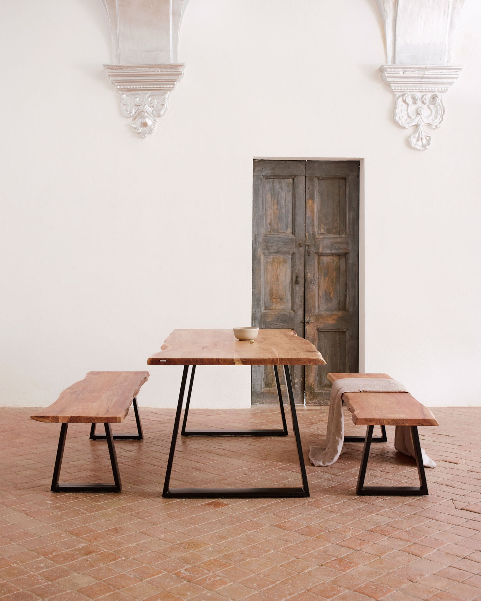 Alaia table made from solid acacia wood with natural finish, 180 x 90 cm