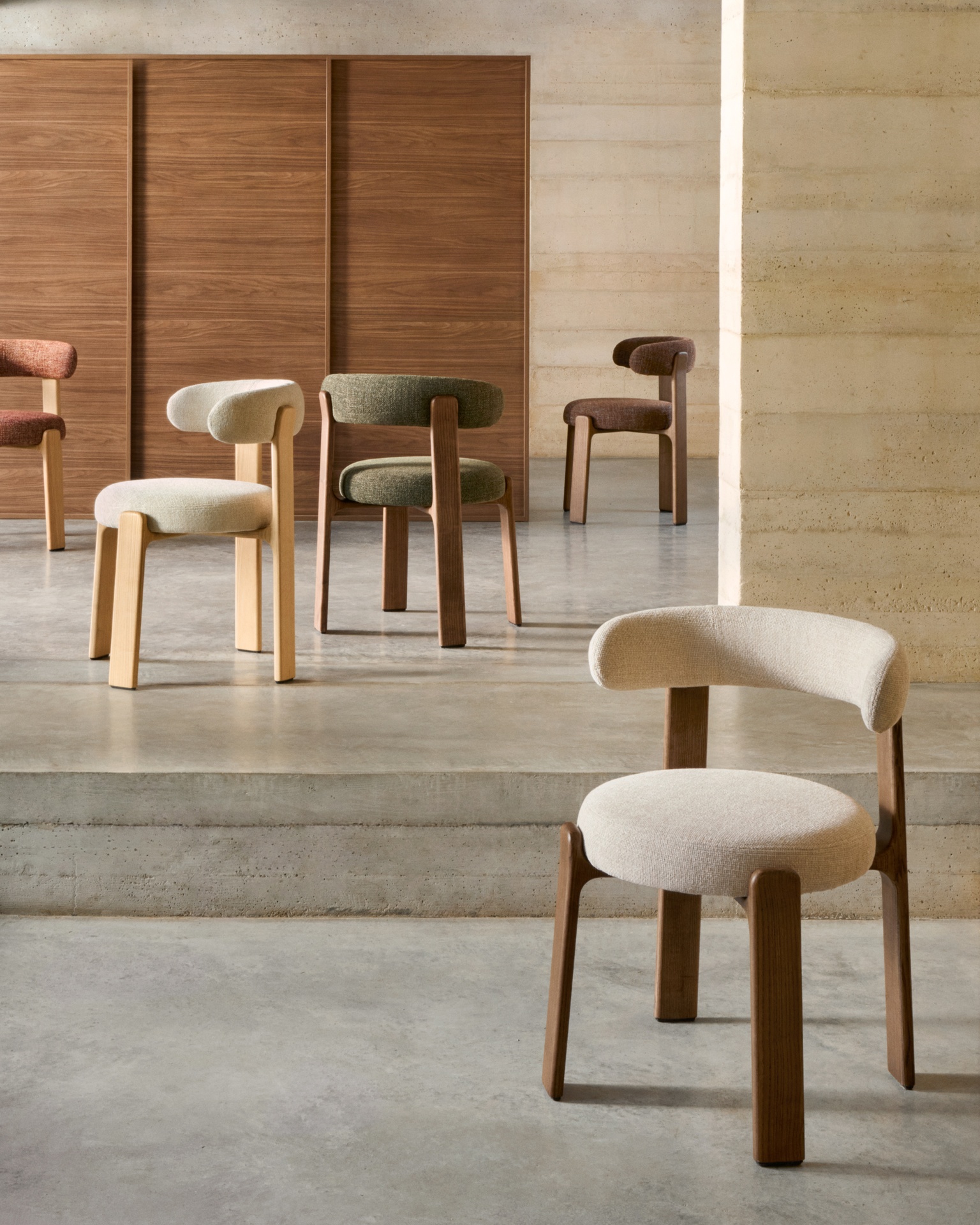 Granite chair in beige chenille and with solid ash wood in a walnut finish FSC 100%