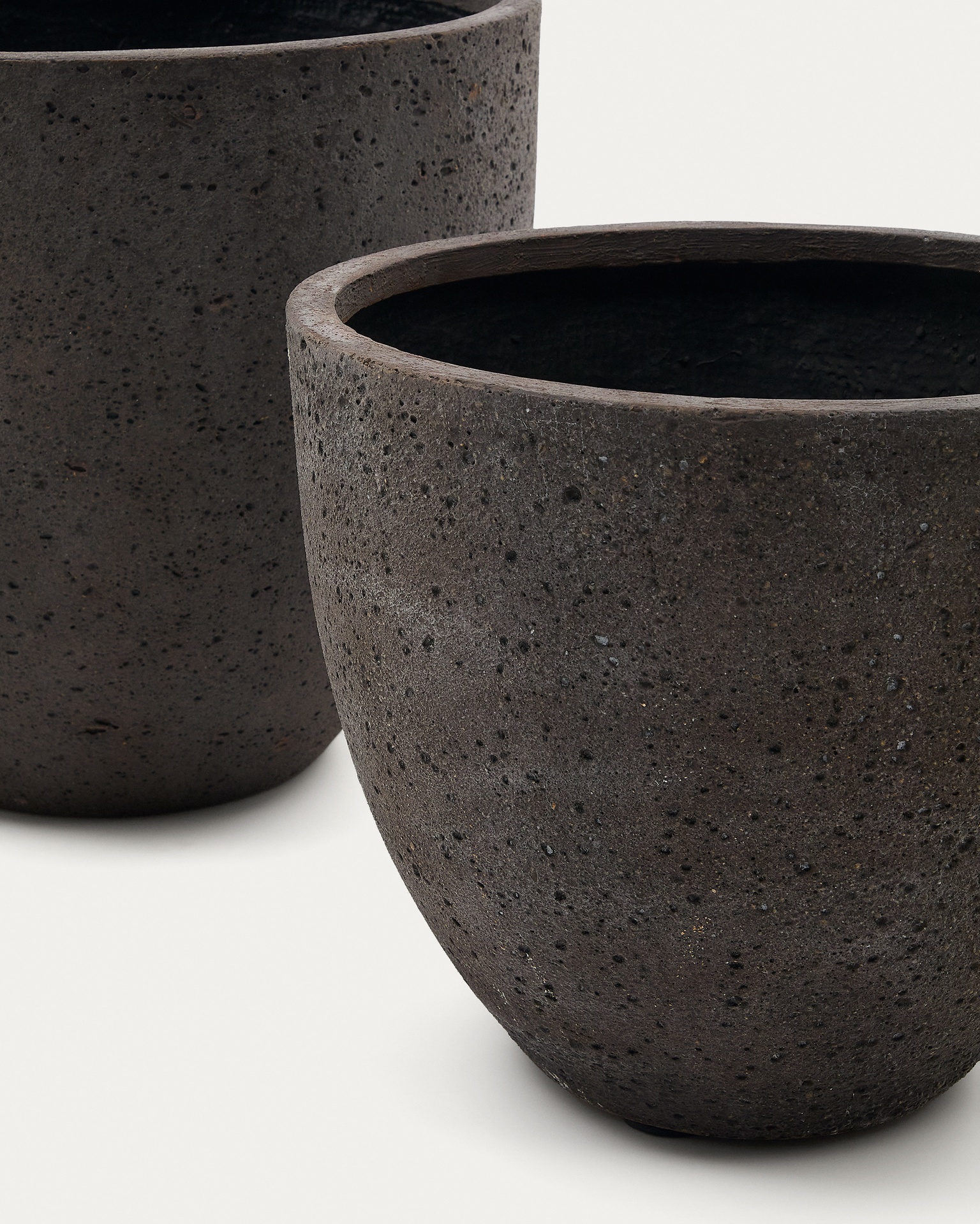 Serili set of 2 dark grey cement and fiberglass plant pots Ø 42 cm / Ø 50 cm