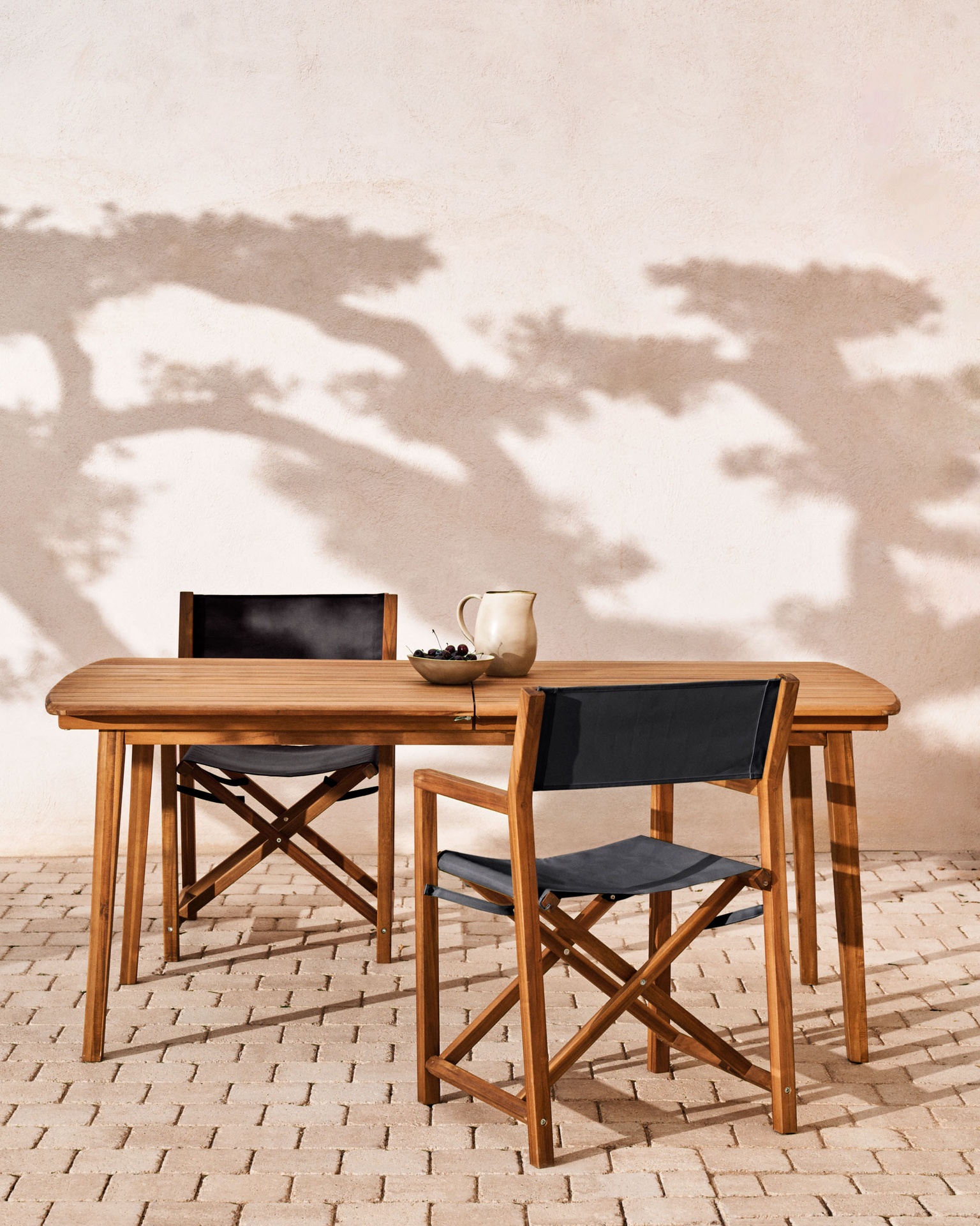 Thianna folding outdoor chair in black with solid acacia wood FSC 100%