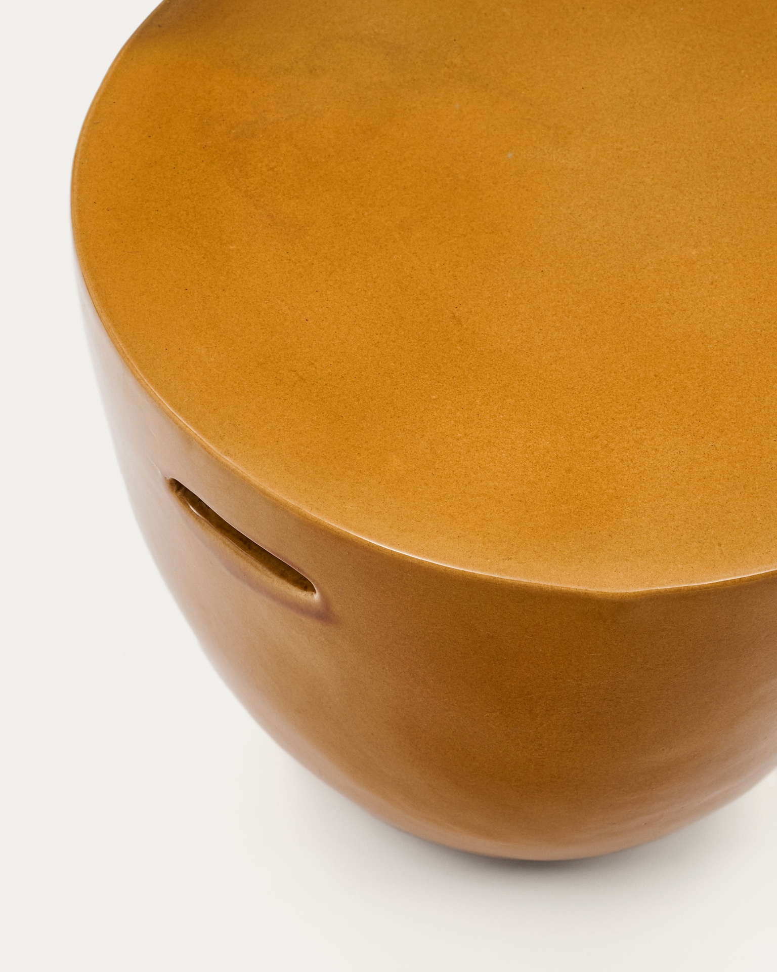Mesquida outdoor side table made of ceramic with glazed mustard finish Ø 45 cm