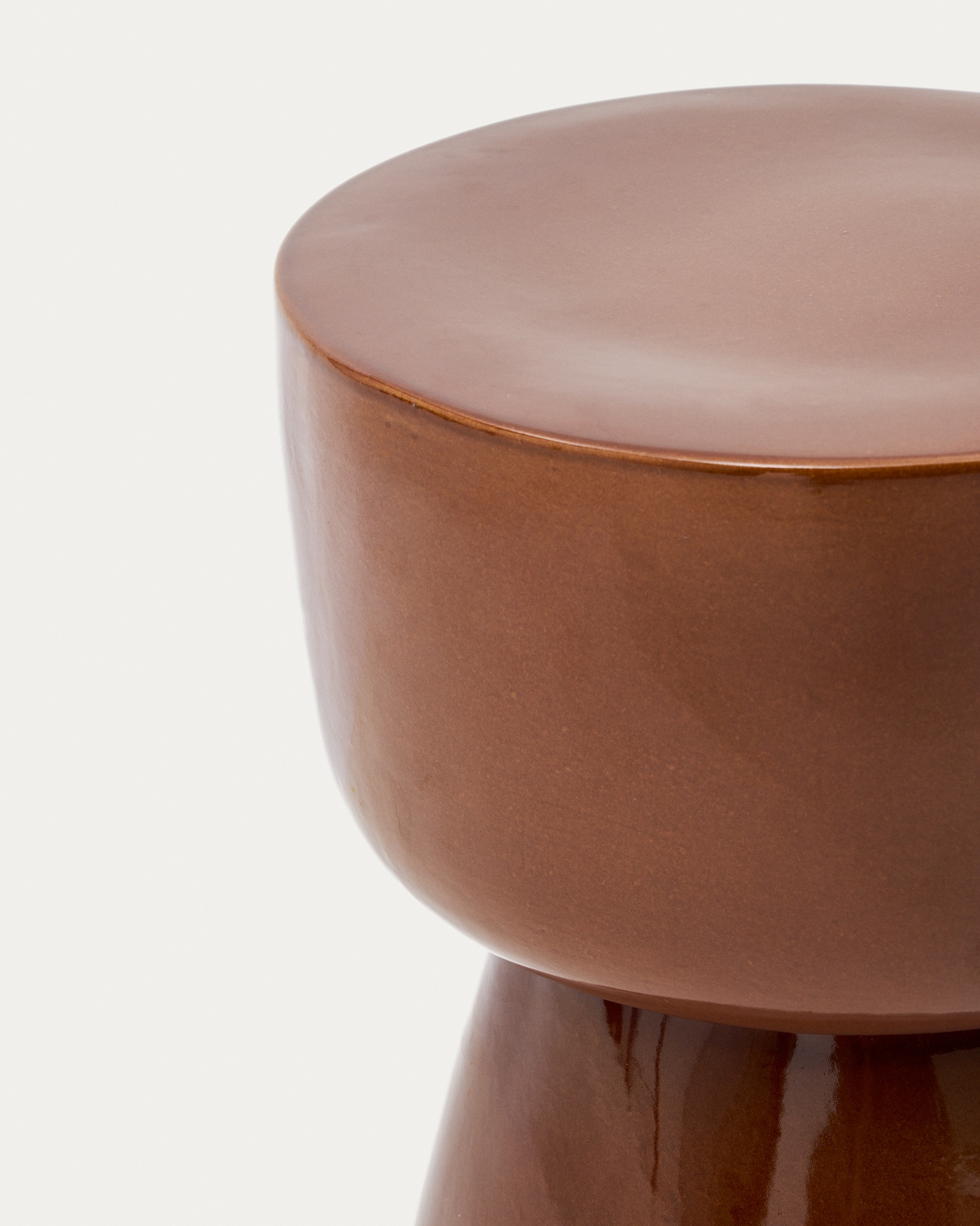 Mesquida outdoor side table made of ceramic with glazed terracotta finish Ø 35 cm