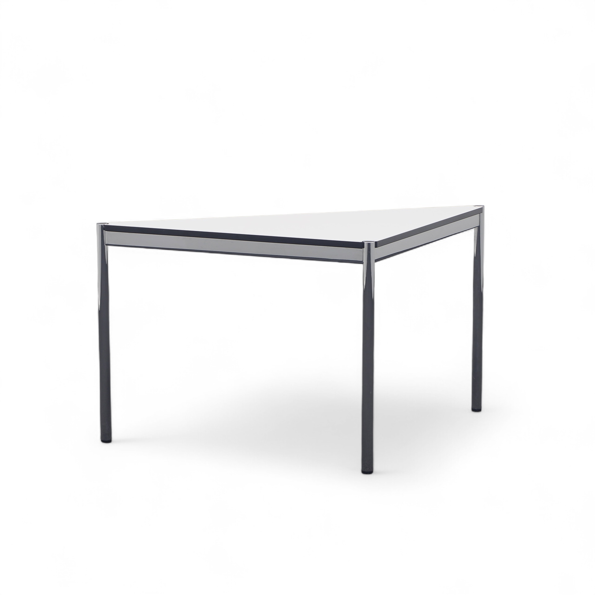 Beistelltisch USM Haller 139.5 x 72.0 cm, Perlgrau/Verchromt, Freiform, Normal gebraucht, Tisch - Swissmade & Design