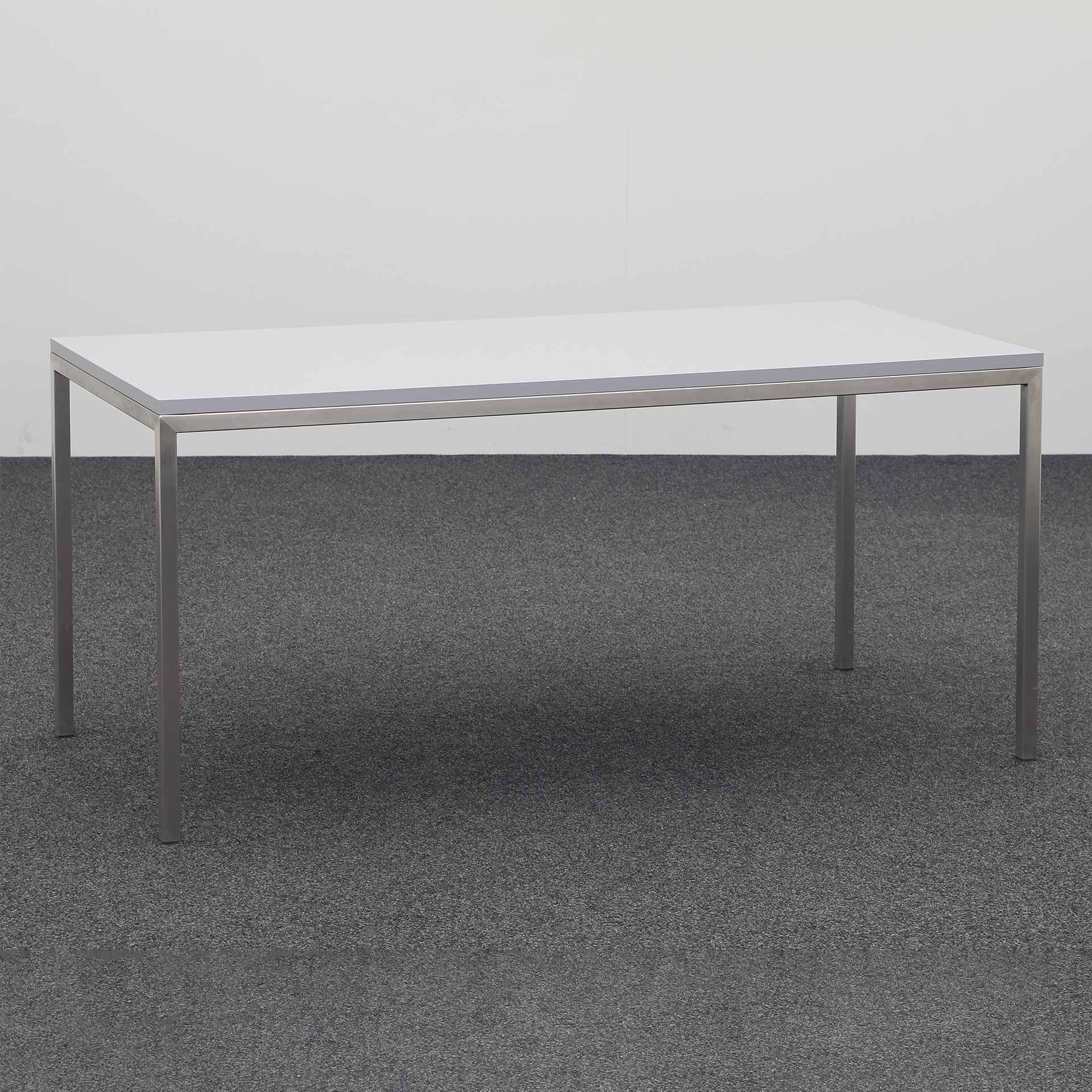 Bürotisch mit Chromstahlgestell