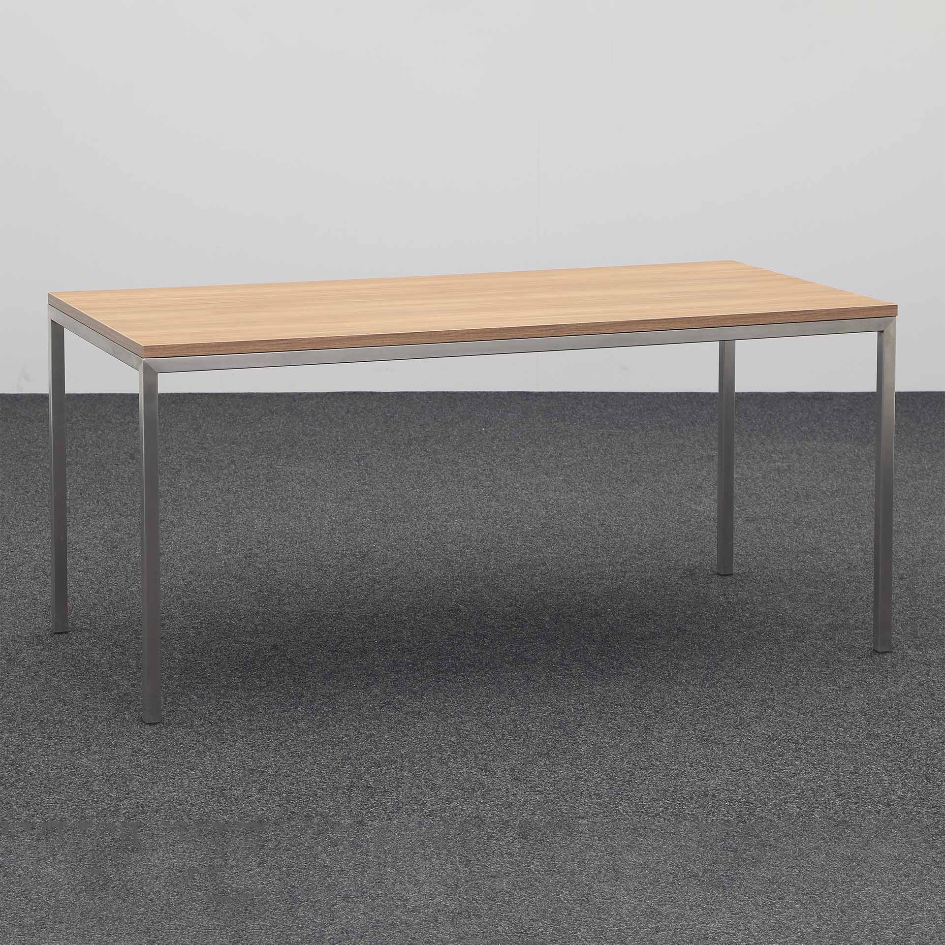 Bürotisch mit Chromstahlgestell
