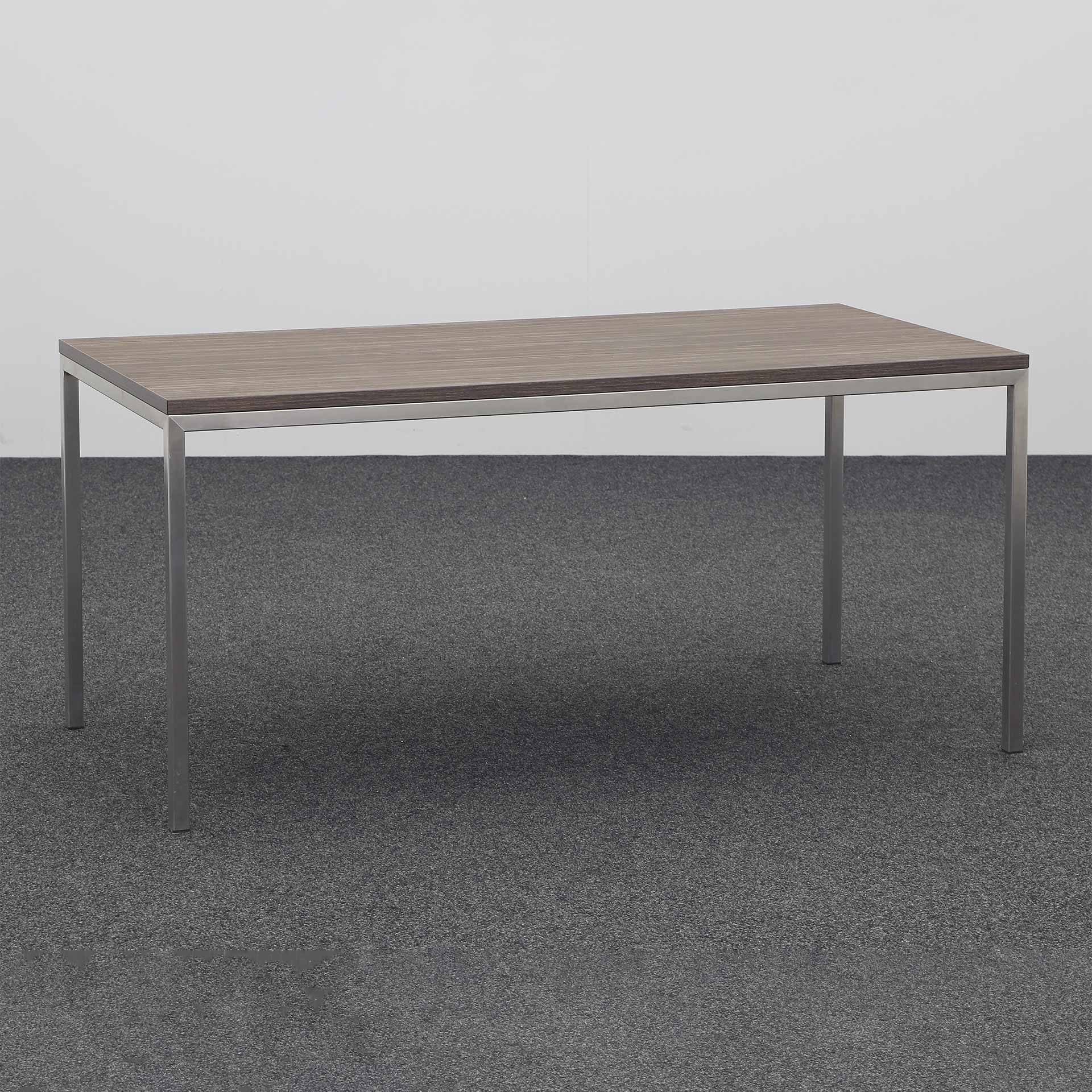 Bürotisch mit Chromstahlgestell