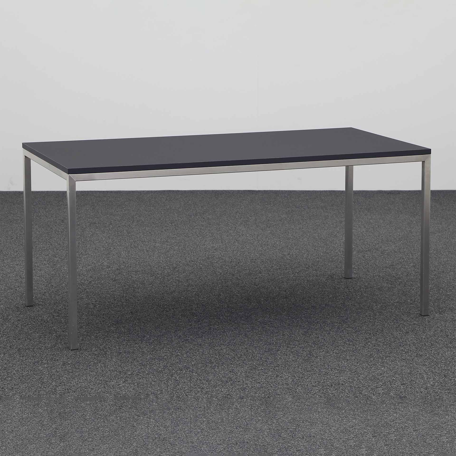 Bürotisch mit Chromstahlgestell