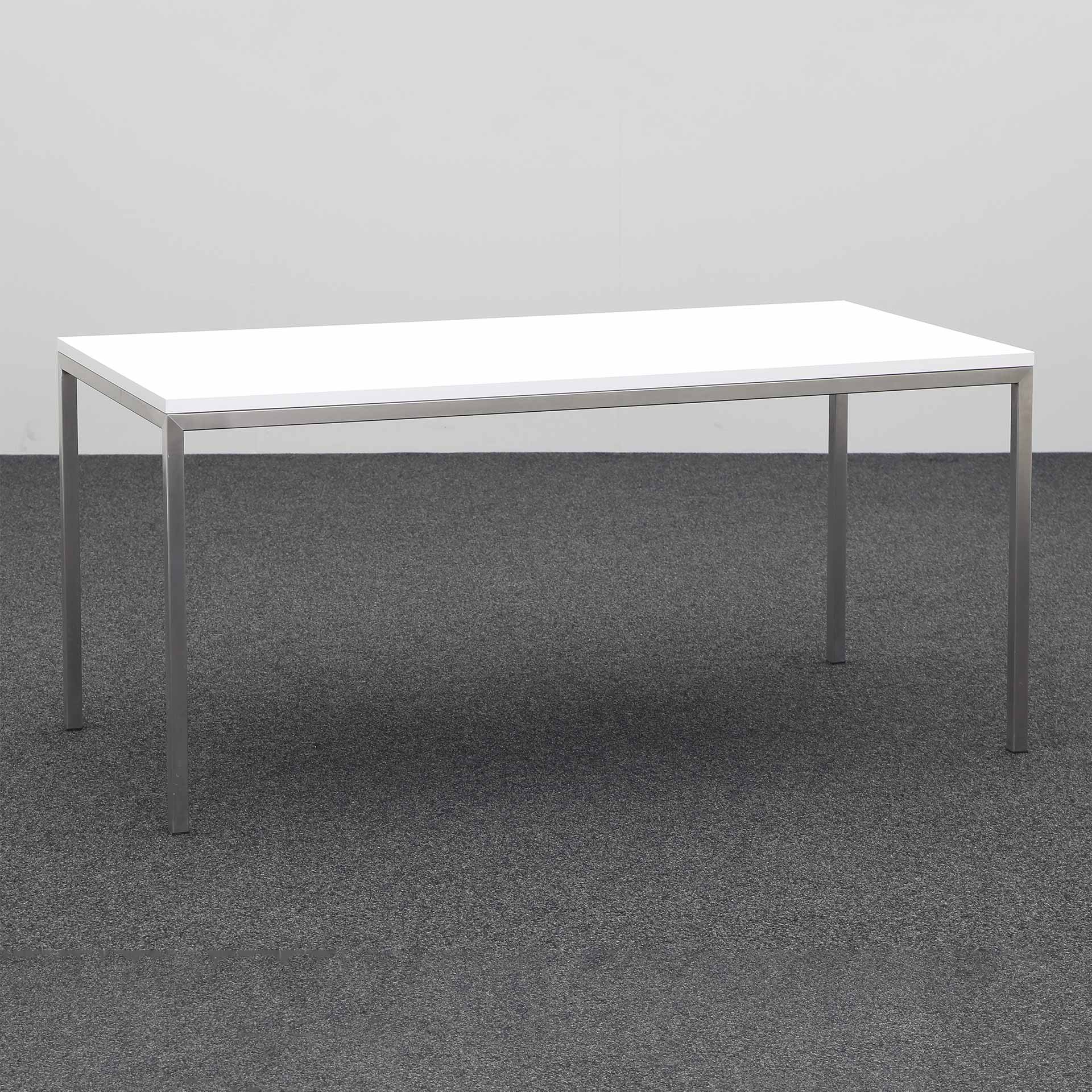 Bürotisch mit Chromstahlgestell