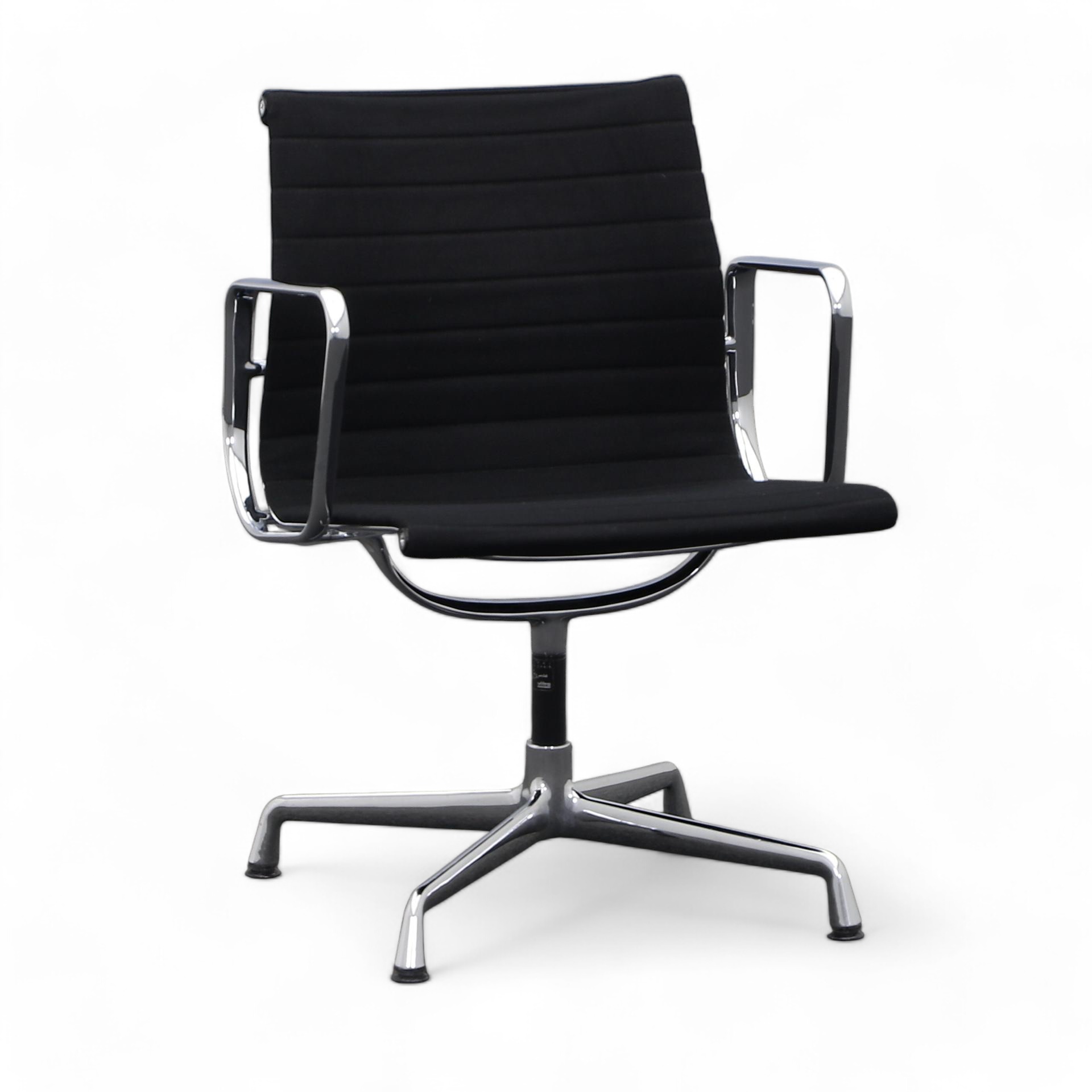 Konferenzstuhl Vitra EA 108 (Schwarz, Gut, Kunststoffgleiter, Fixarmlehnen)