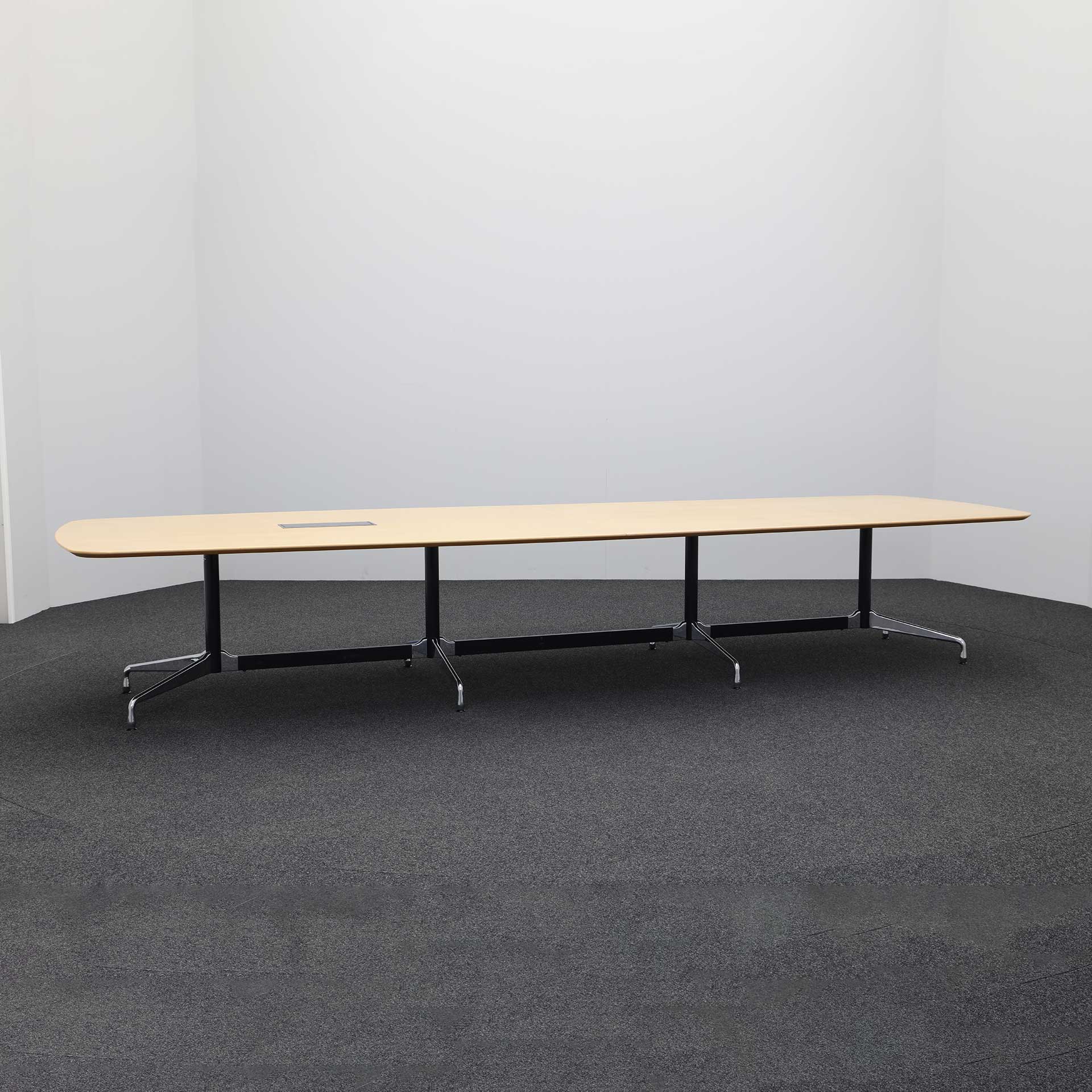 Grosser Sitzungstisch Vitra Eames Segmented Table (Esche, Normal Gebraucht, 420x140, Verchromt, Schwarz)