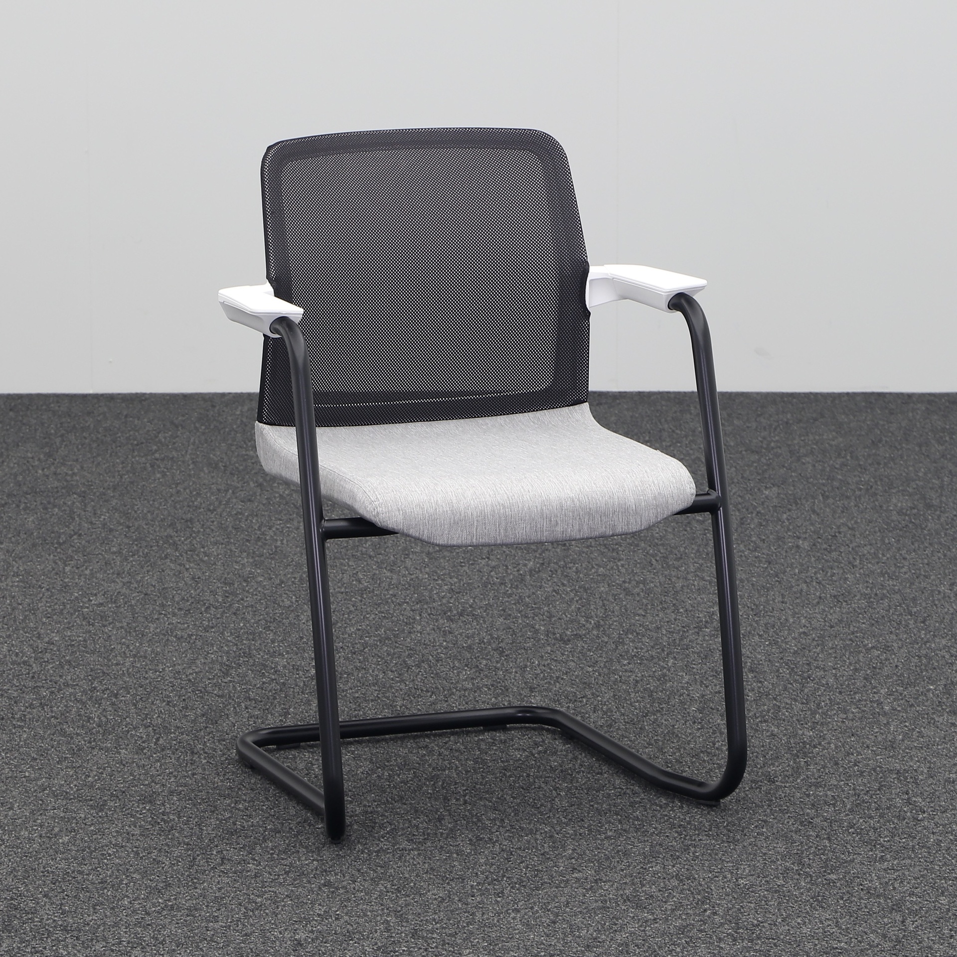 Chaise cantilever Narbutas Wind Gris clair avec accoudoirs annulaires, Bâti de chaise cantilever, Nouveau - Parfait pour les visiteurs et les invités