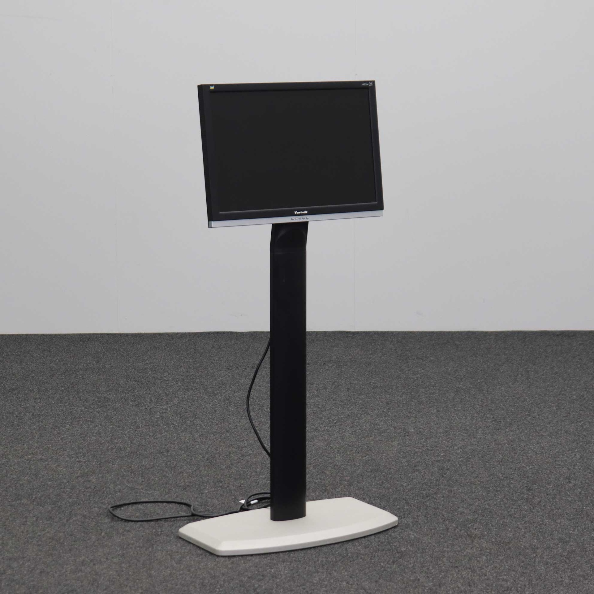 Monitorständer mit Monitor (Normal Gebraucht)