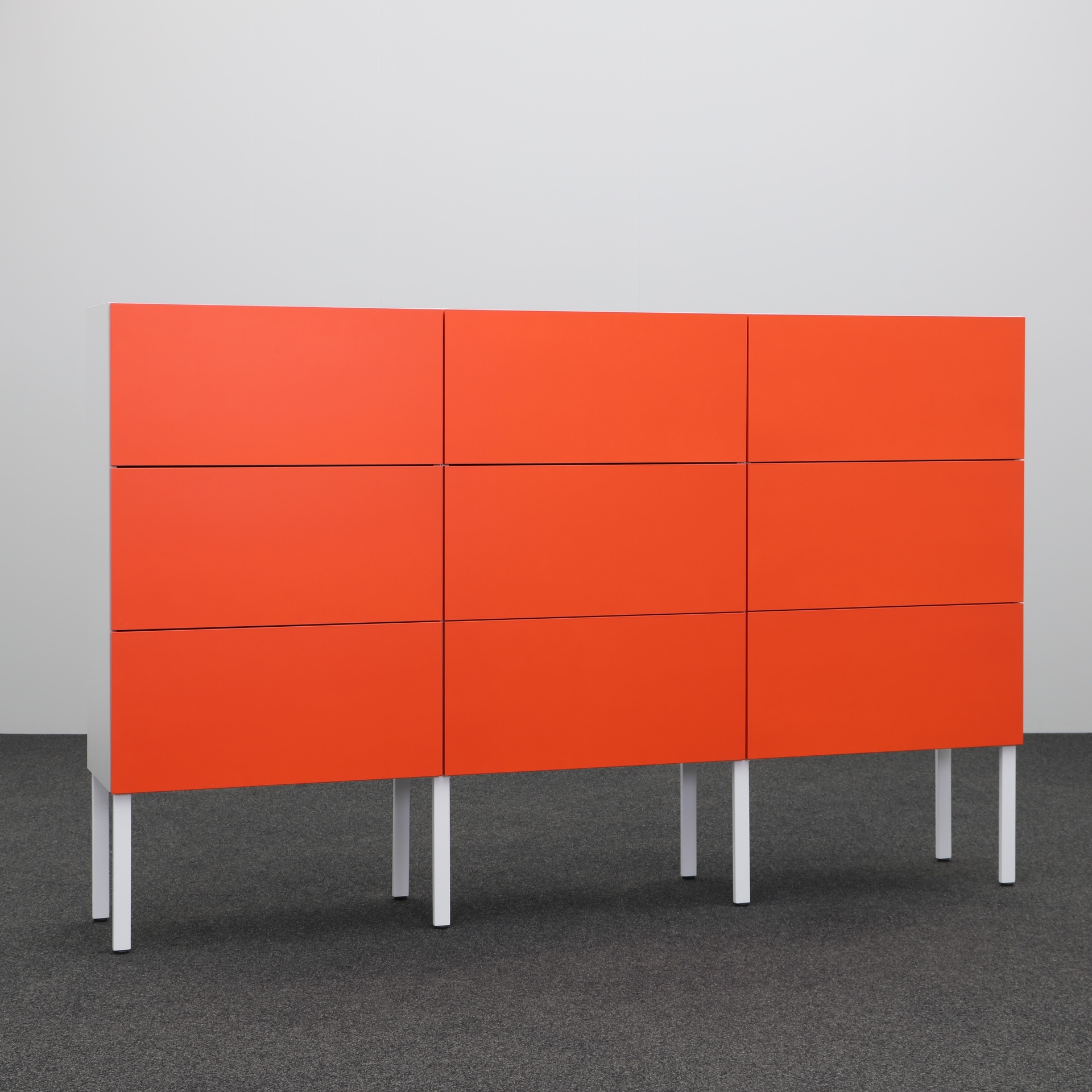 Schrank mit Klappen auf Füssen orange (Normal Gebraucht)