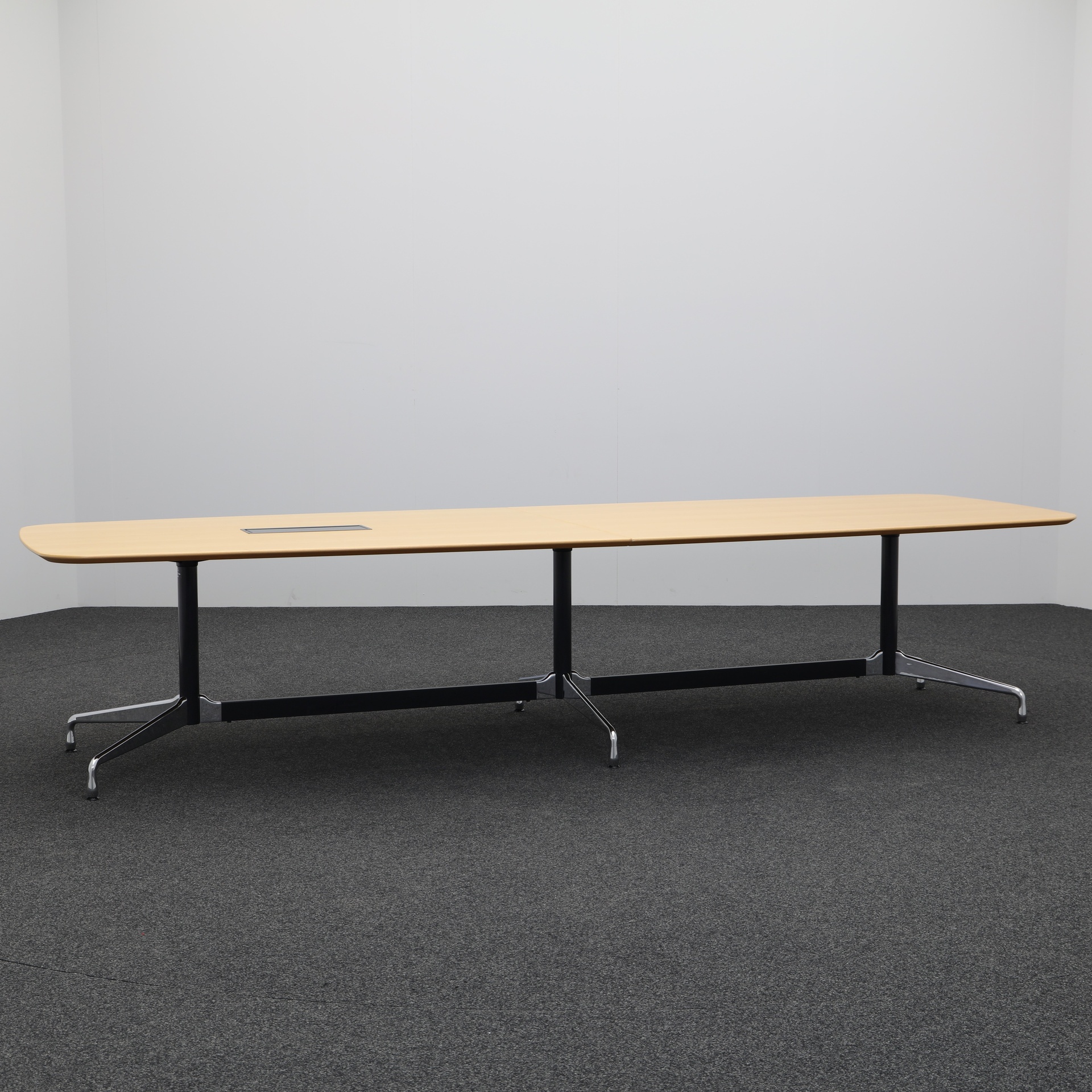 Grosser Sitzungstisch Vitra Eames Segmented Tables
