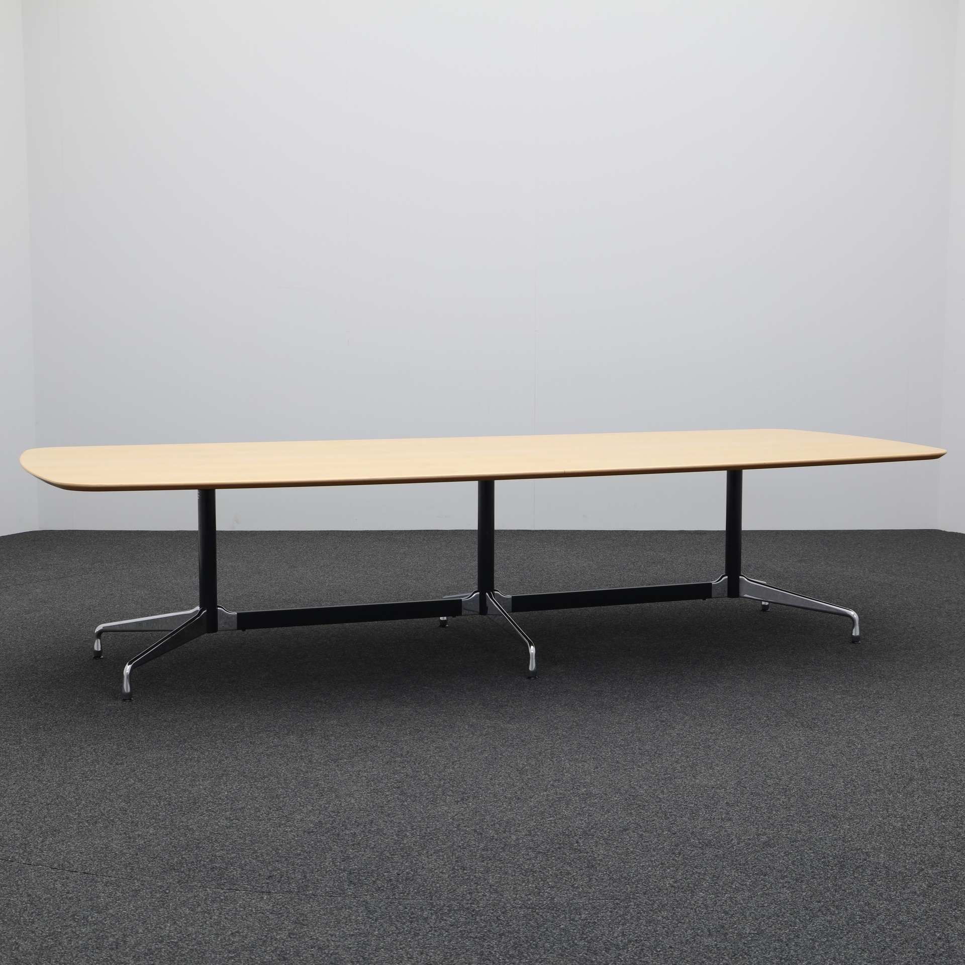 Image of Sitzungstisch Vitra Eames Segmented Tables 320x140 cm, Buche/Schwarz, Bootsform, Normal gebraucht, Tisch - Hochwertig & langlebig