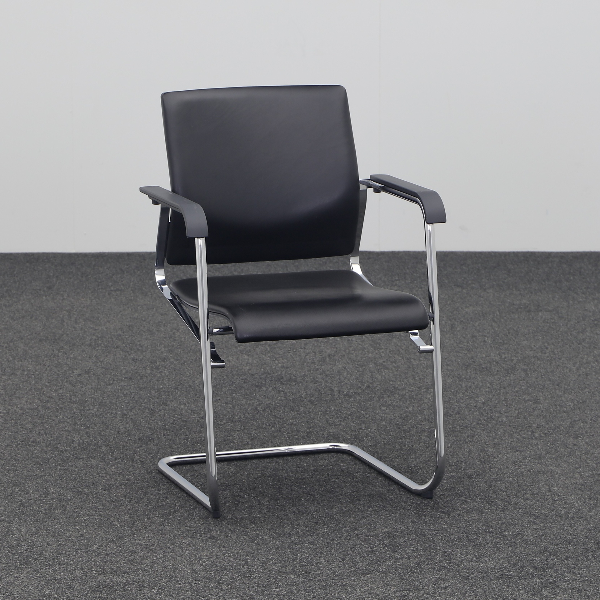 Chaise cantilever Wilkhahn Sito Noir avec accoudoirs fixes, Bâti de chaise cantilever, Normalement utilisé - Parfait pour les visiteurs et les invités
