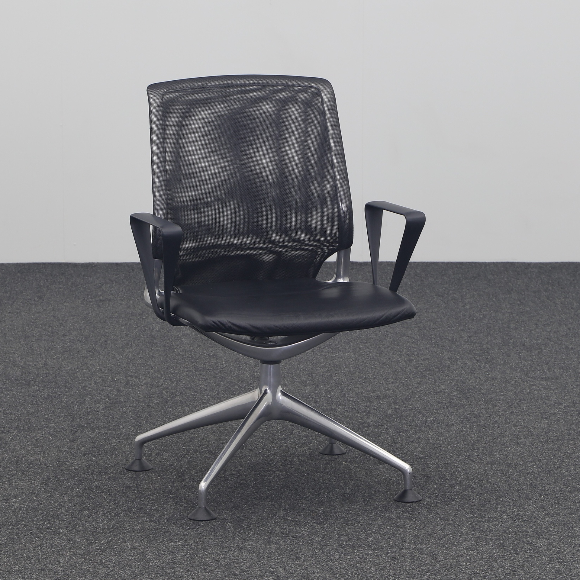 Image of Konferenzstühle Vitra Meda Conference Schwarz mit Fixarmlehnen, Normal gebraucht - Robust & Stilvoll